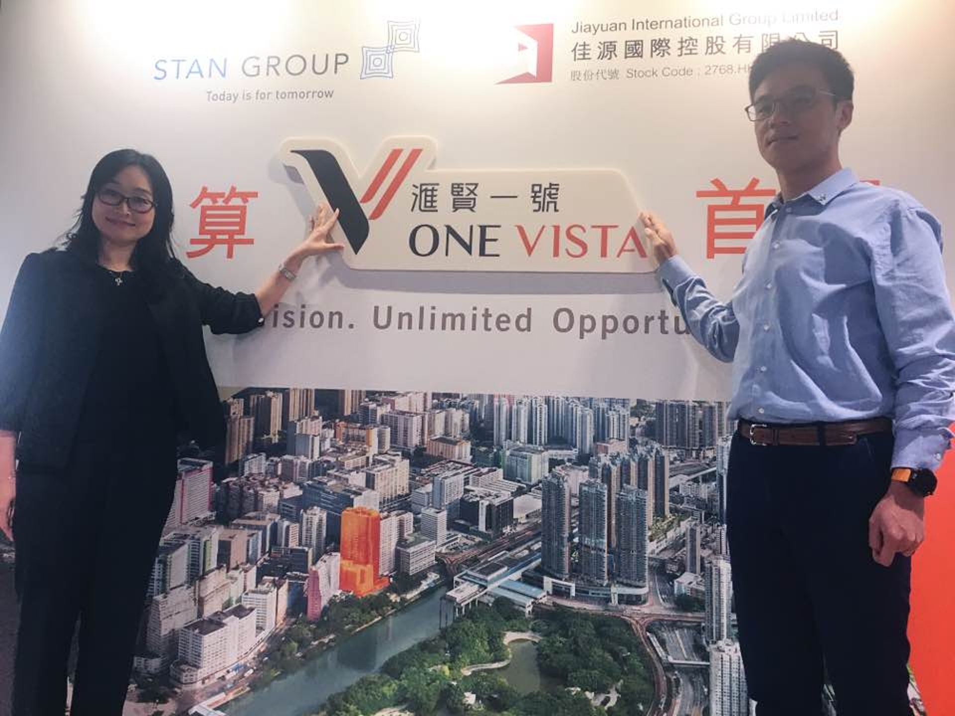 陞域集團主席鄧耀昇(右)表示,新界西北是連接西部走廊和大灣區的樞紐,看好該區長遠發展。左為卓曉楠。(陳嘉碧攝) 陞域集團主席鄧耀昇(右)表示,新界西北是連接西部走廊和大灣區的樞紐,看好該區長遠發展。左為卓曉楠。(陳嘉碧攝)