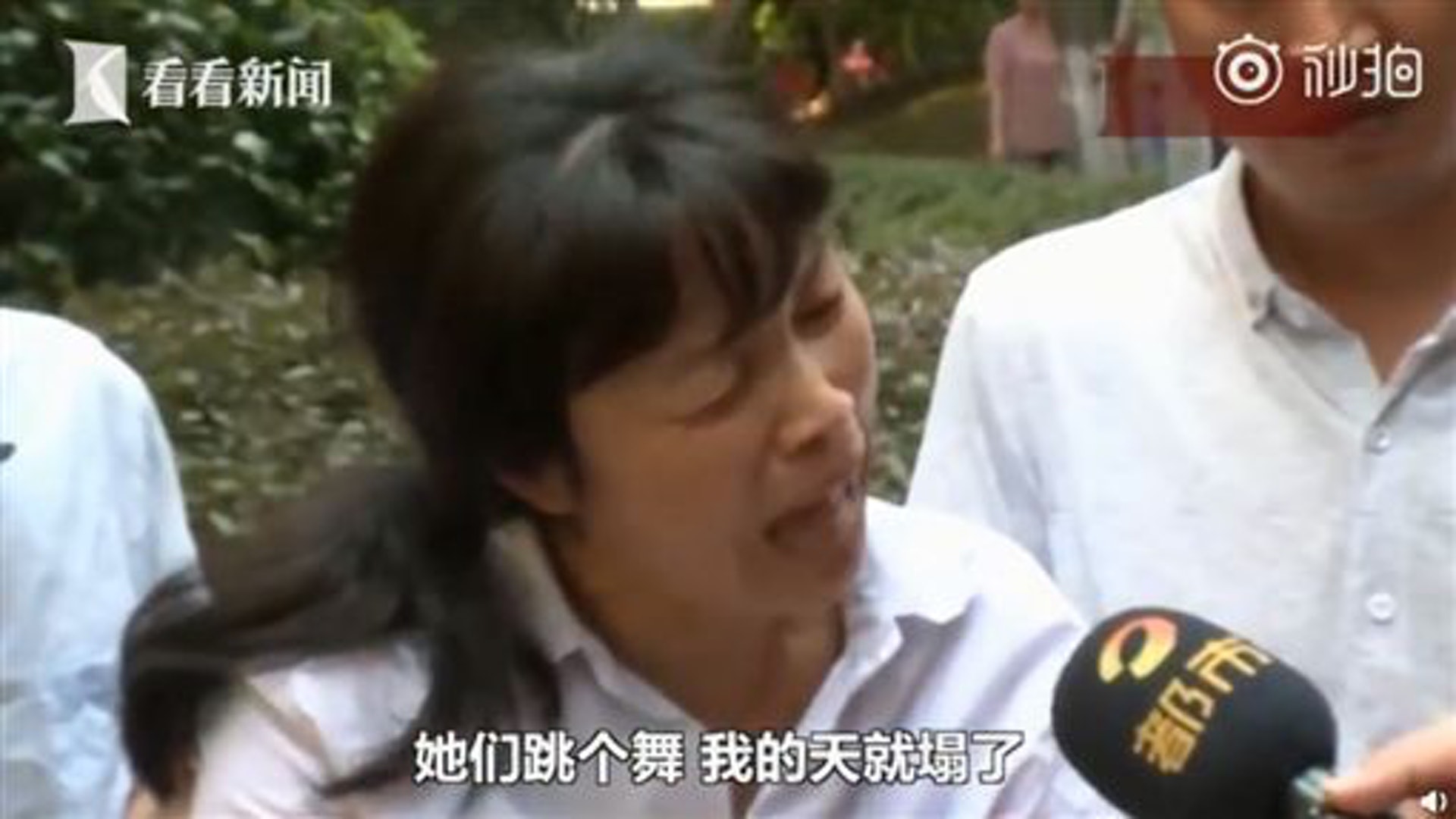 賀太太悲痛地說:「她們跳個舞,我的天就塌了!」(影片截圖) 賀太太悲痛地說:「她們跳個舞,我的天就塌了!」(影片截圖)