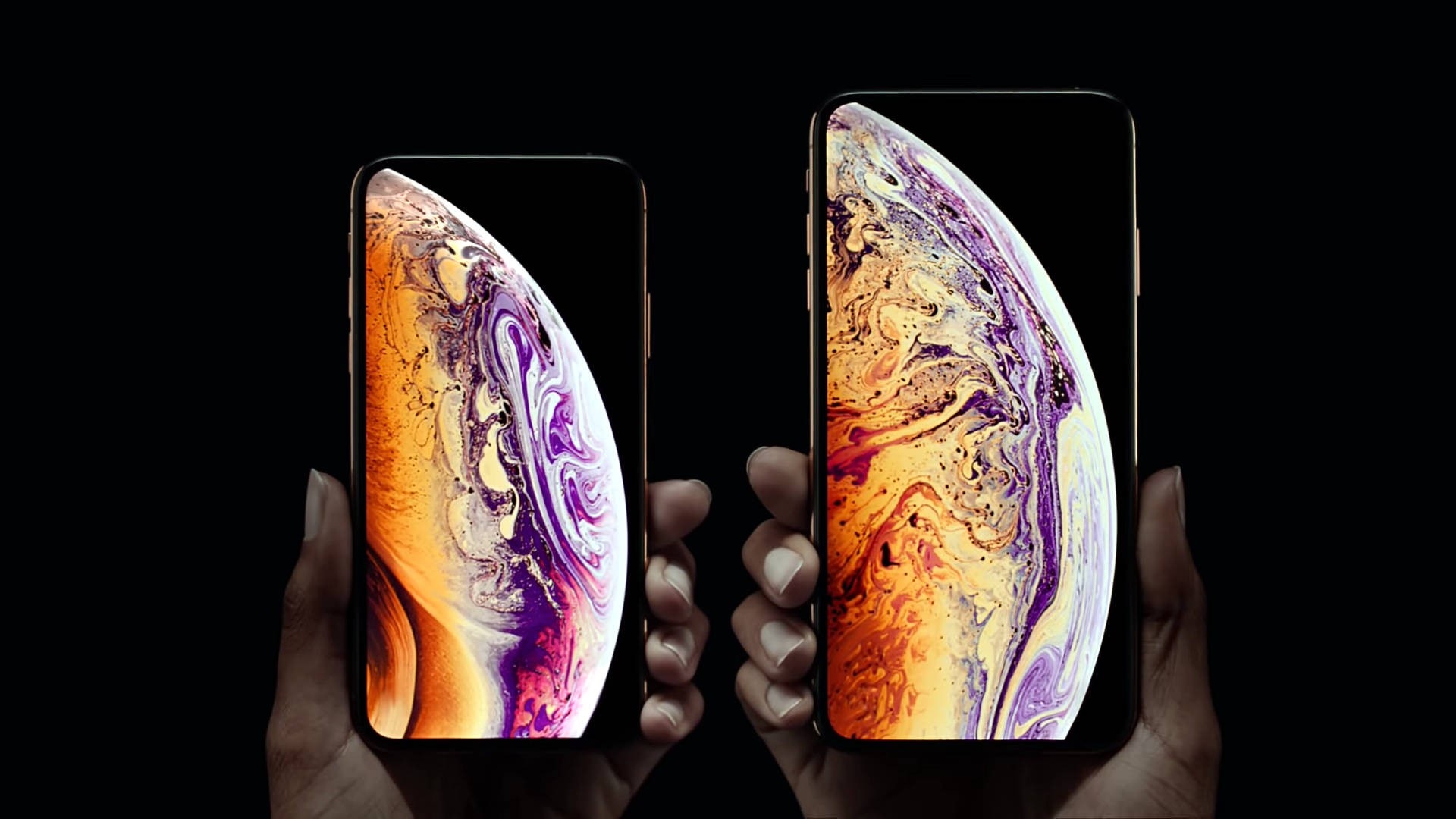 iPhone XS Max(右)及 XS 定價設在一萬港幣左右,在電訊商上台購買又可以補貼多少機價呢?(Apple) iPhone XS Max(右)及 XS 定價設在一萬港幣左右,在電訊商上台購買又可以補貼多少機價呢?(Apple)