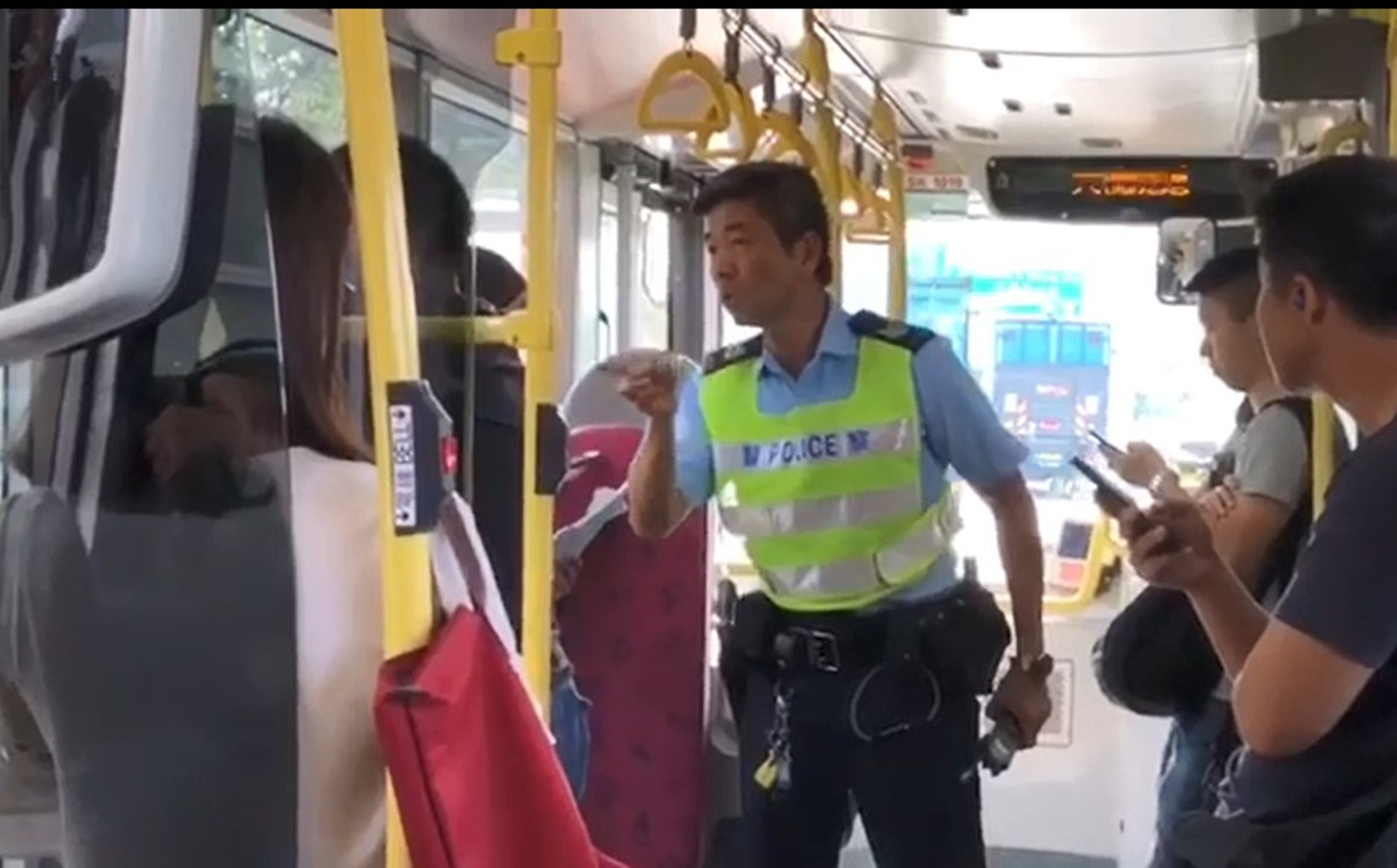 推撞女車長前傳 有片 疑被乘客粗言辱罵 碌車 報復惹眾怒 推撞女車長前傳 有片 疑被乘客粗言辱罵 碌車 報復惹眾怒