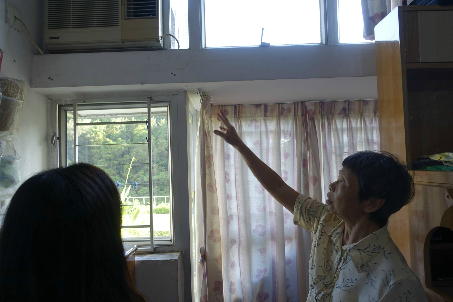 麥姑娘指若要清潔氣窗,得爬上梯,用拖把抹,但一隻手不夠力,兩隻手一使力便很容易跌倒。「心會很震。」