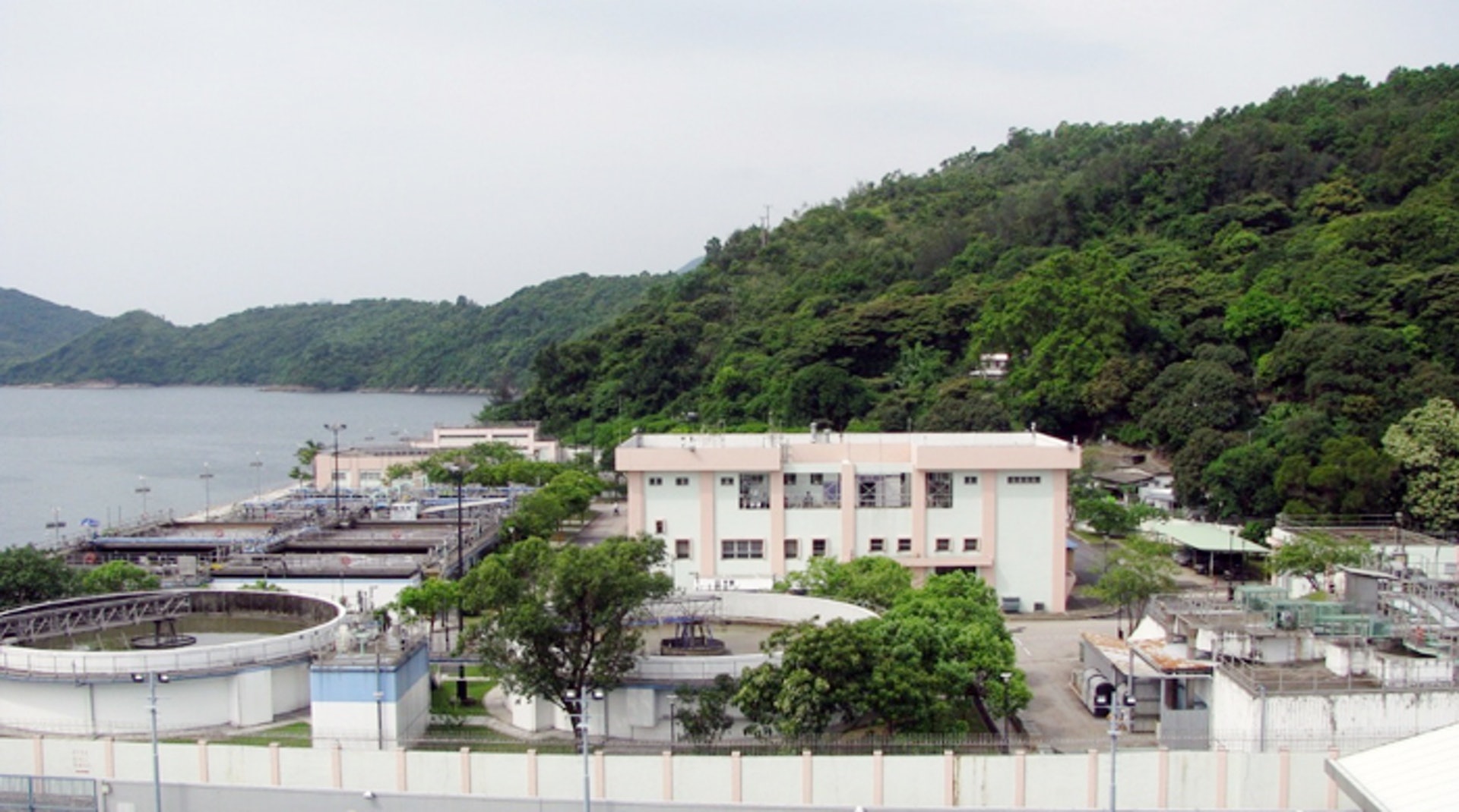 西貢污水處理廠的部分喉管及二級處理設施於颱風山竹襲港期間受損,污水處理廠只能維持一級污水處理服務。(渠務署網頁) 西貢污水處理廠的部分喉管及二級處理設施於颱風山竹襲港期間受損,污水處理廠只能維持一級污水處理服務。(渠務署網頁)