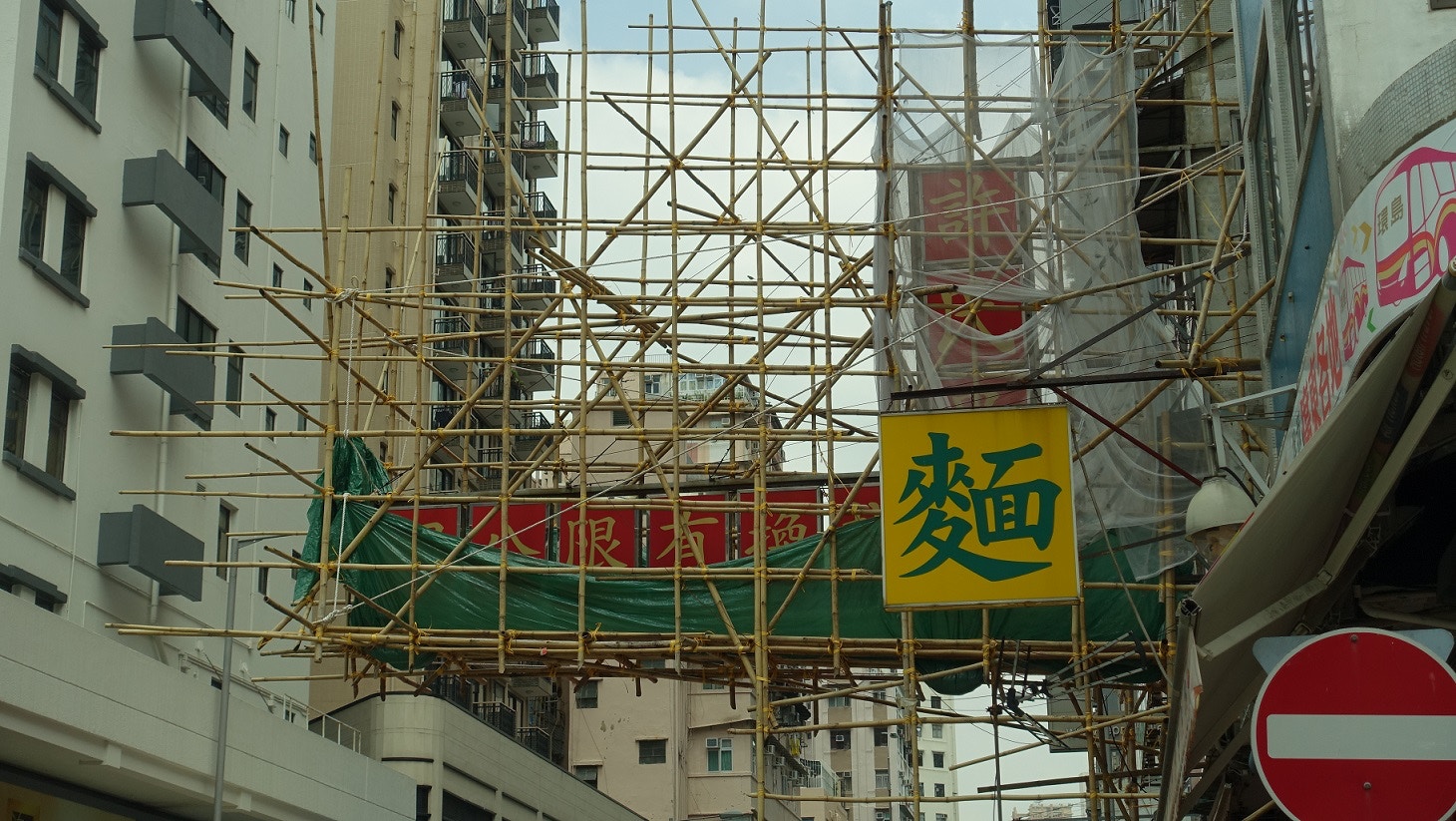 早前許氏兄弟於油尖旺區的分店，大型招牌搭上棚架。（資料圖片／勞顯亮攝）