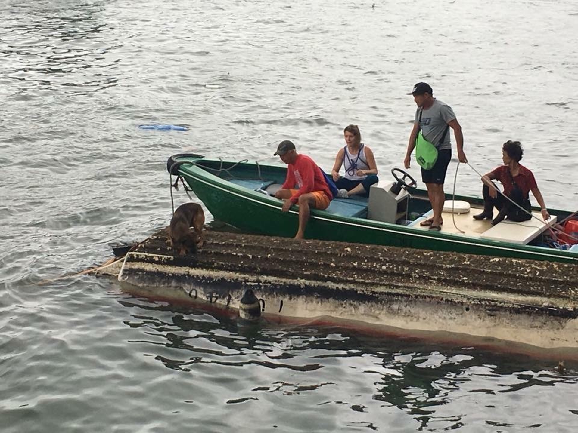 有市民開船救狗。(Sai Kung Stray Friends Foundation提供) 有市民開船救狗。(Sai Kung Stray Friends Foundation提供)