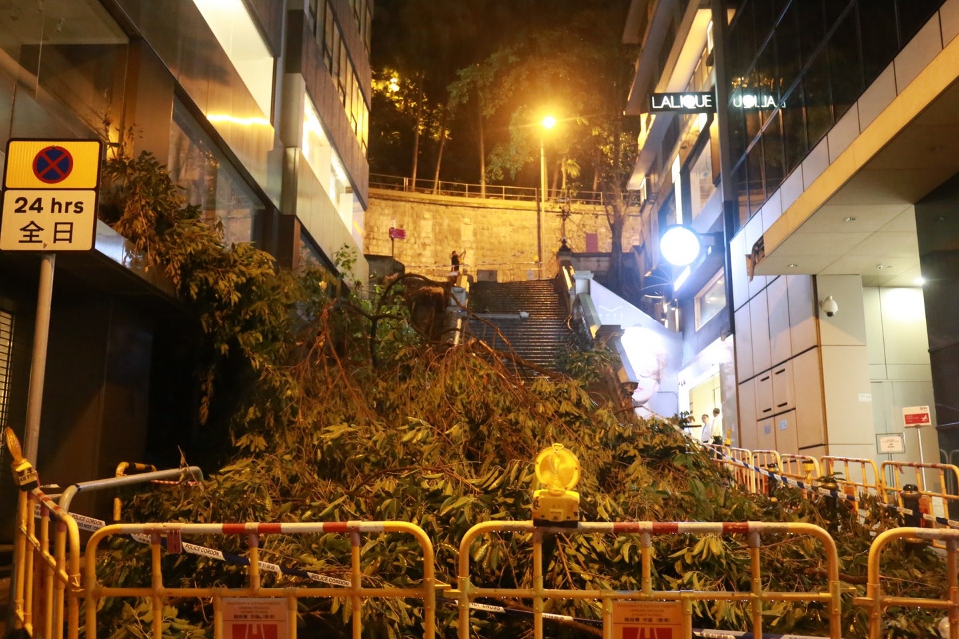 颱風山竹吹襲令過百年歷史的中環都爹利街花崗石階,及旁邊的煤氣燈摧毀。(資料圖片) 颱風山竹吹襲令過百年歷史的中環都爹利街花崗石階,及旁邊的煤氣燈摧毀。(資料圖片)