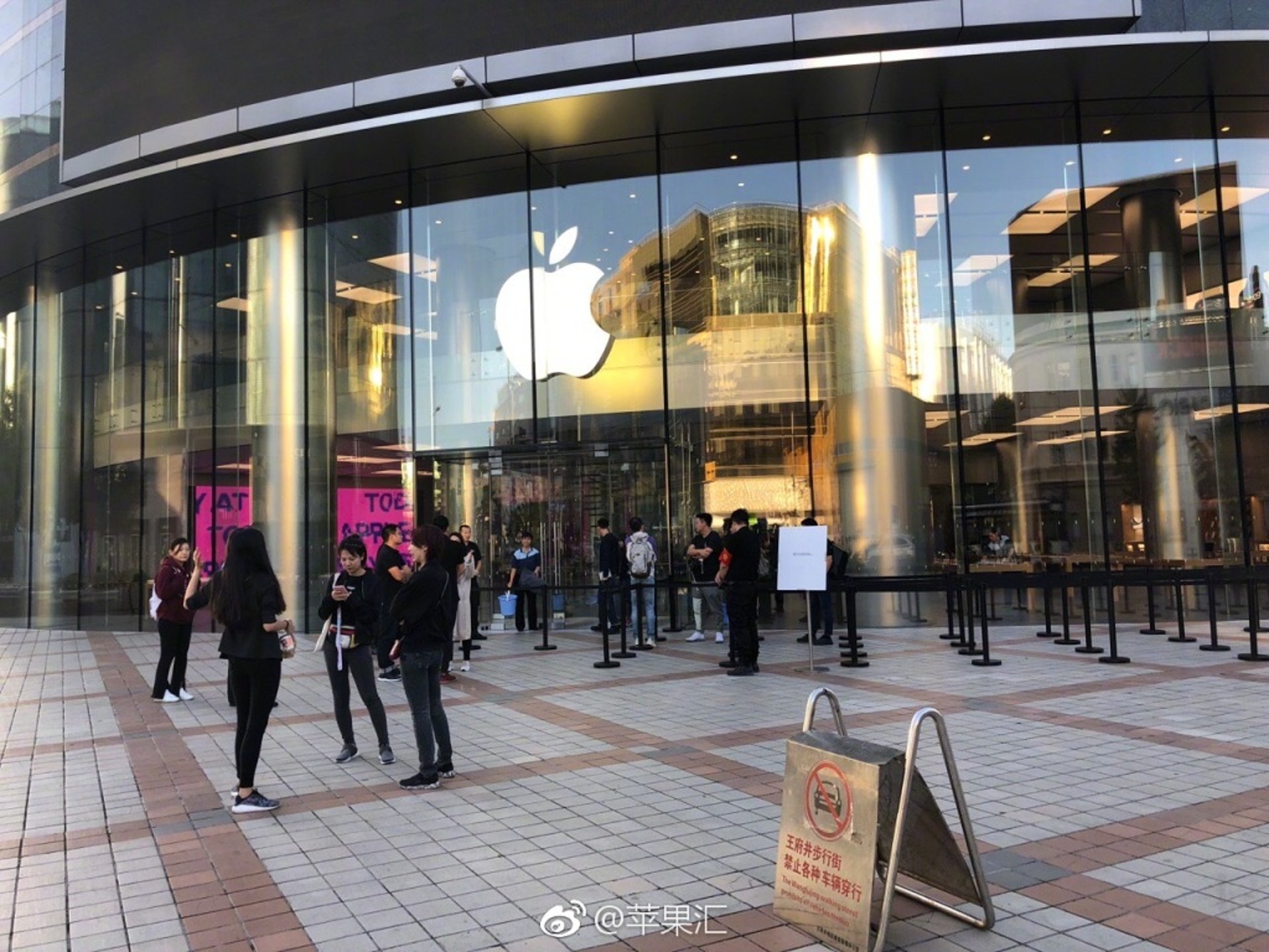 iPhone XS系列今日開售,北京王府井蘋果旗艦店人潮疏落。(網上圖片) iPhone XS系列今日開售,北京王府井蘋果旗艦店人潮疏落。(網上圖片)