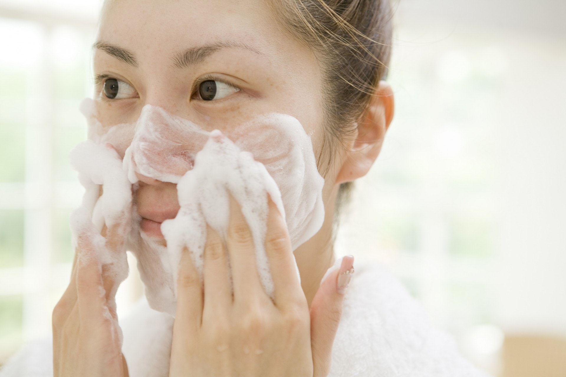 使用超過40度的水洗臉，會令黏假睫毛的膠水溶解及脫落，也可能令假眼睫毛變形。（VCG）