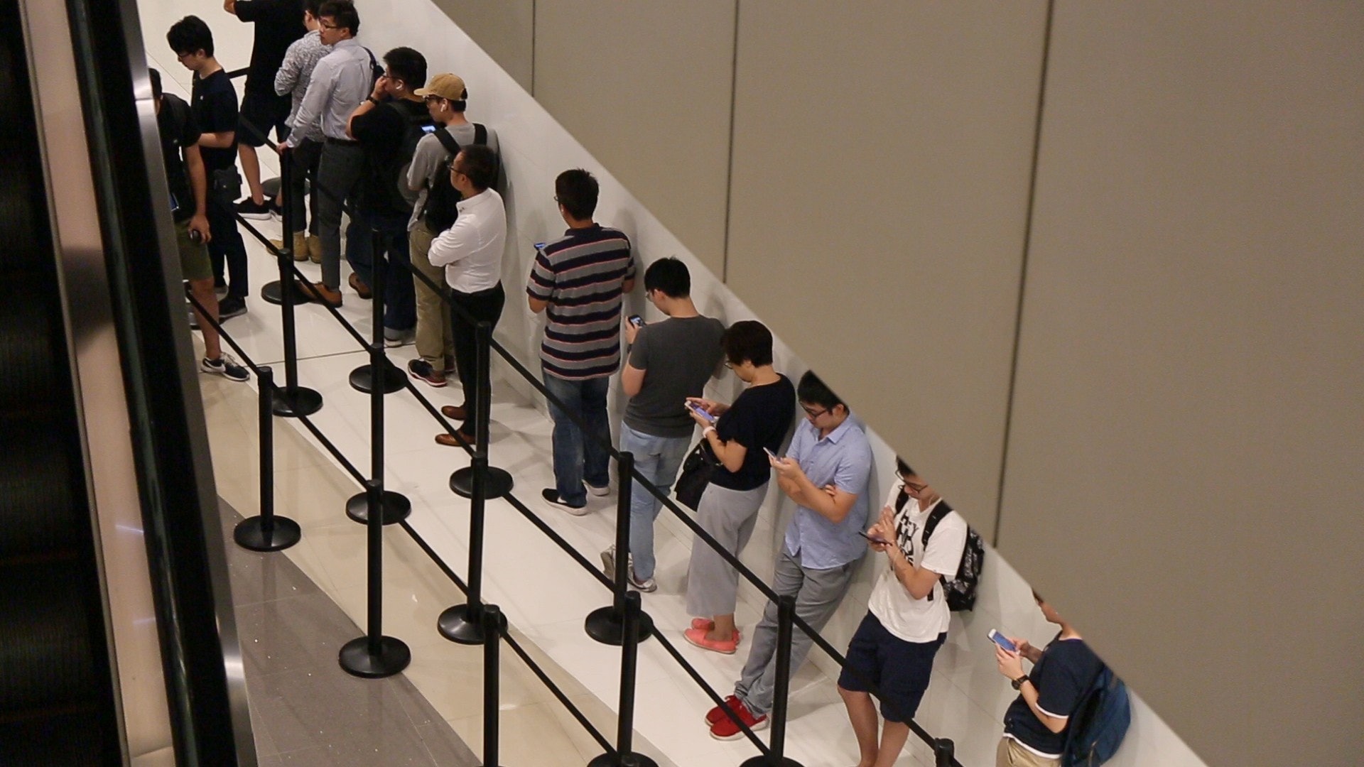 早上觀塘APM Apple Store外有人龍等候取機。(蕭文學攝) 早上觀塘APM Apple Store外有人龍等候取機。(蕭文學攝)