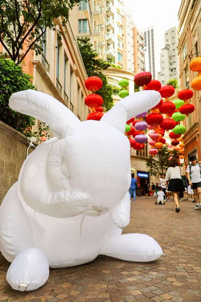 場內有10隻巨型發光月兔。(Facebook:Angie Chung) 場內有10隻巨型發光月兔。(Facebook:Angie Chung)