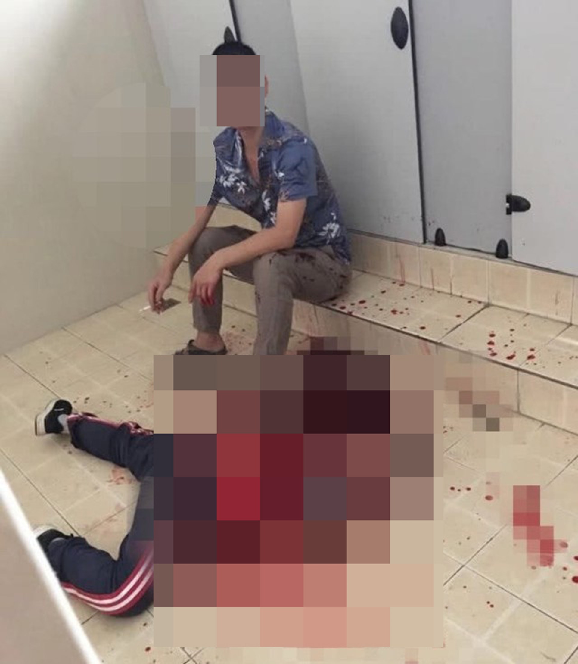 浙江有男子不滿其10歲女兒遭男同學打傷眼睛,竟持刀闖入校園刺傷對方。(微博圖片) 浙江有男子不滿其10歲女兒遭男同學打傷眼睛,竟持刀闖入校園刺傷對方。(微博圖片)
