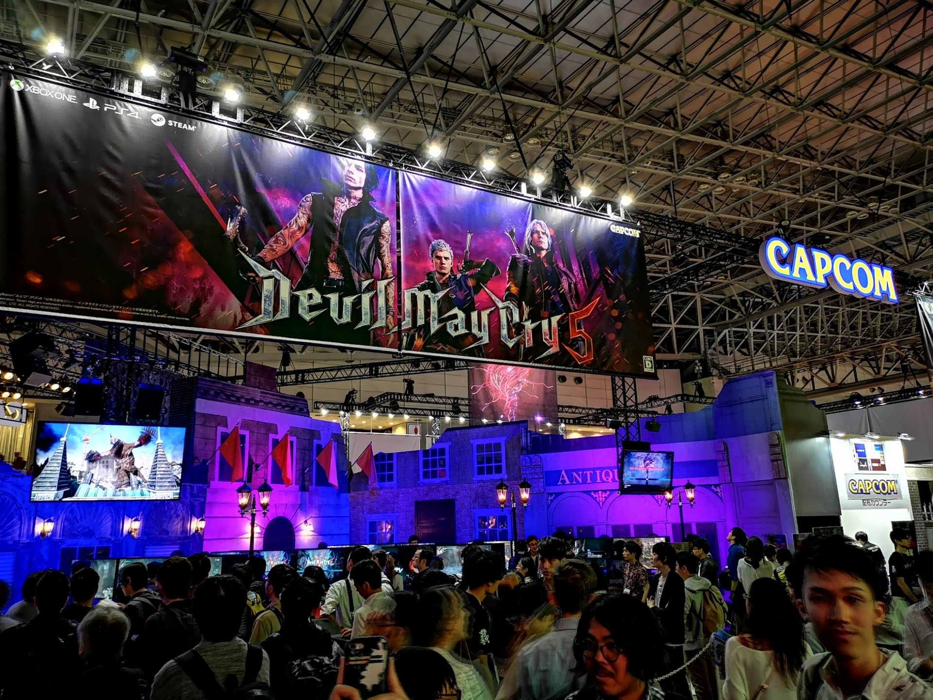 以Booth而言Capcom向來都頗花心思,TGS的Capcom booth也有不少看頭,雖然比起E3是有少許失色。 以Booth而言Capcom向來都頗花心思,TGS的Capcom booth也有不少看頭,雖然比起E3是有少許失色。