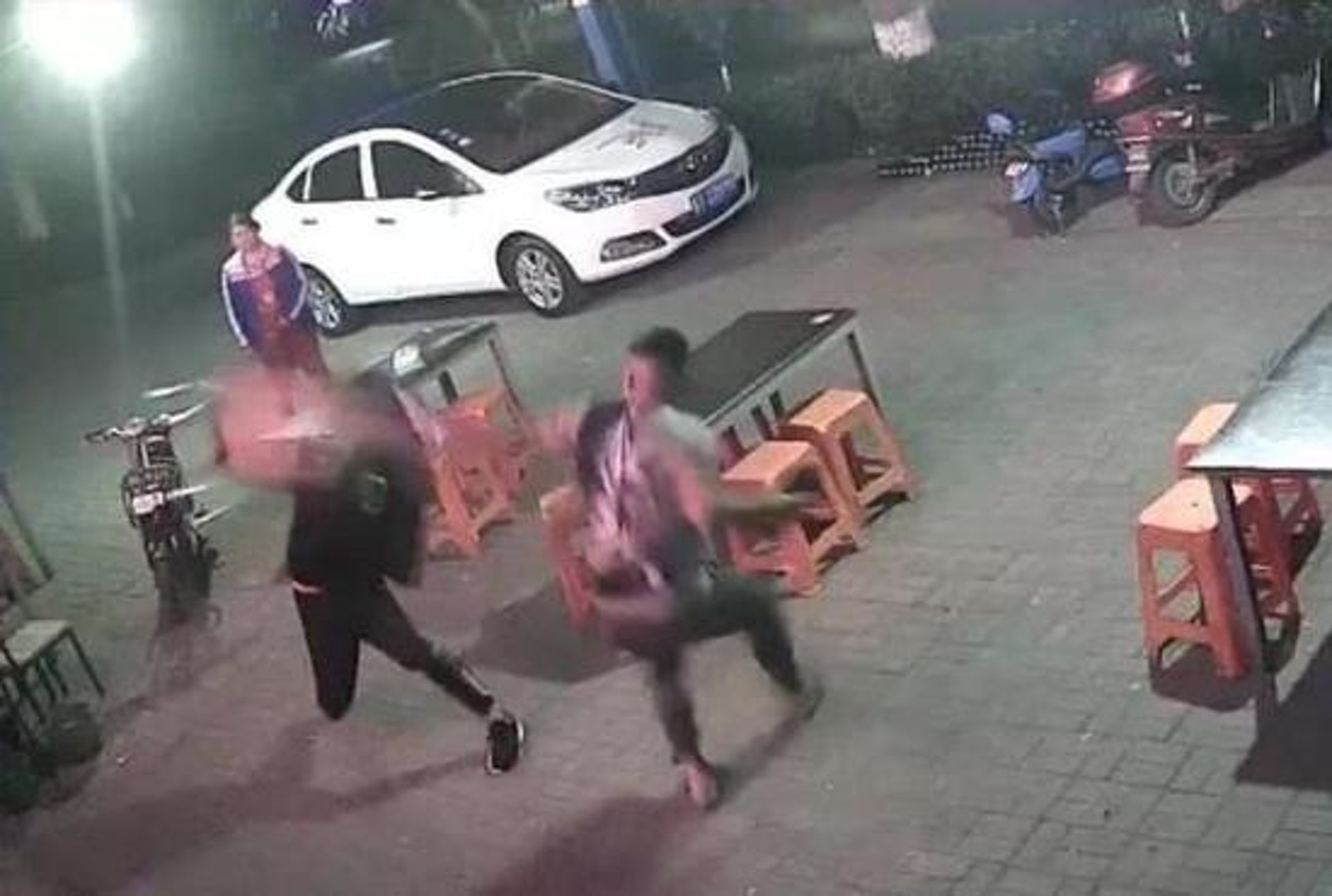 于某因為不滿張某要為自己結賬,與對方互罵後在飯店外廝打起來。(《北京青年報》) 于某因為不滿張某要為自己結賬,與對方互罵後在飯店外廝打起來。(《北京青年報》)