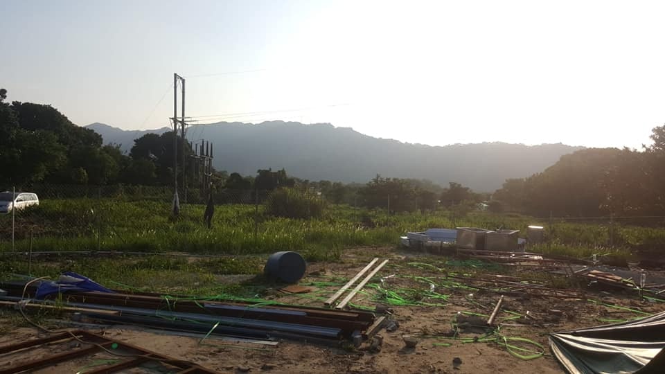 狗場屋頂封蓋及室內的設備無一倖免,一律被吹到戶外。(FB@老有所依動物村-洪家棣 - Tai) 狗場屋頂封蓋及室內的設備無一倖免,一律被吹到戶外。(FB@老有所依動物村-洪家棣 - Tai)