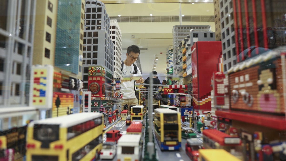LEGO store開幕 粉絲備大疊500元搶購「保時捷」 LEGO store開幕 粉絲備大疊500元搶購「保時捷」