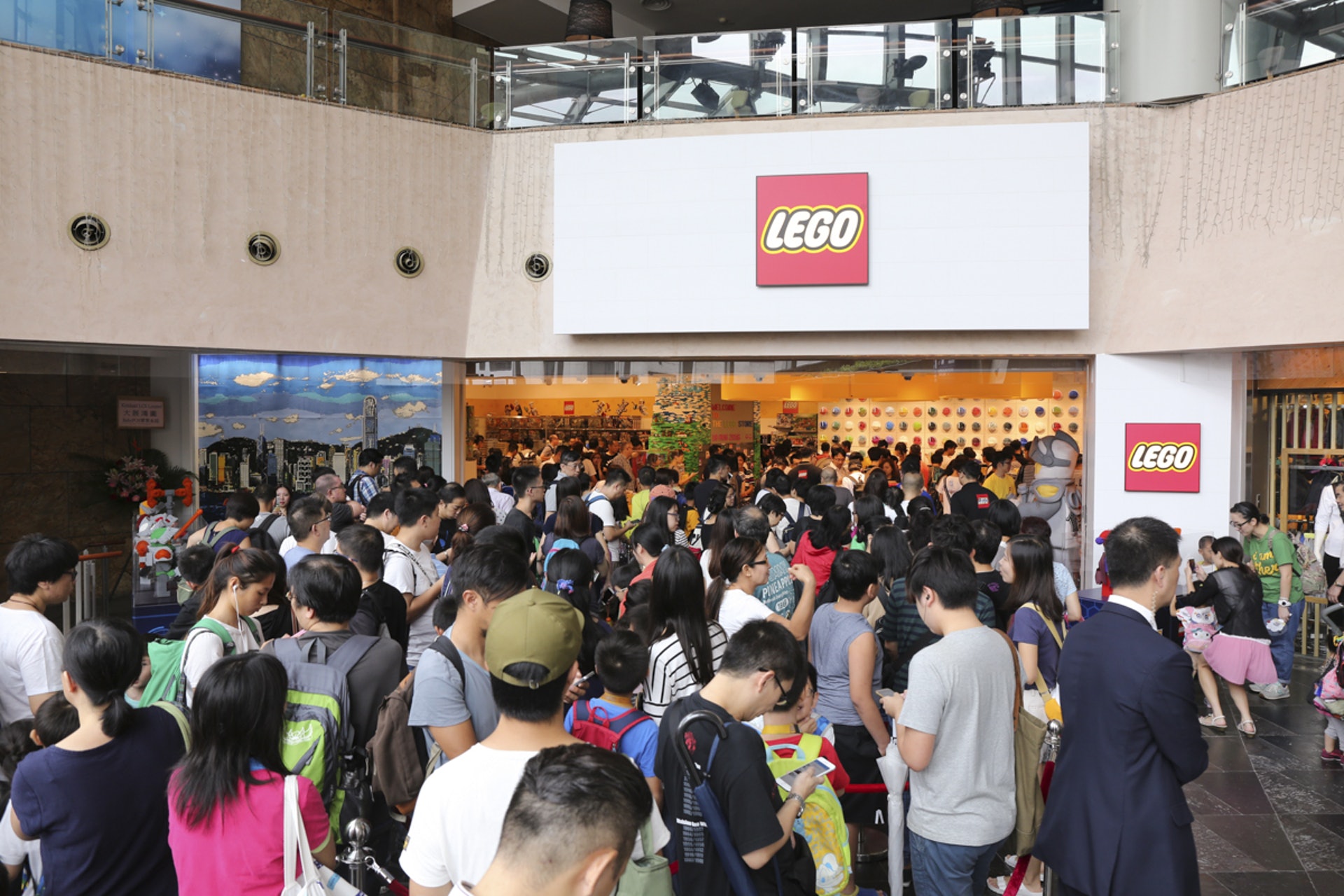 大批粉絲一早在LEGO store外等候開幕。(張浩維攝) 大批粉絲一早在LEGO store外等候開幕。(張浩維攝)