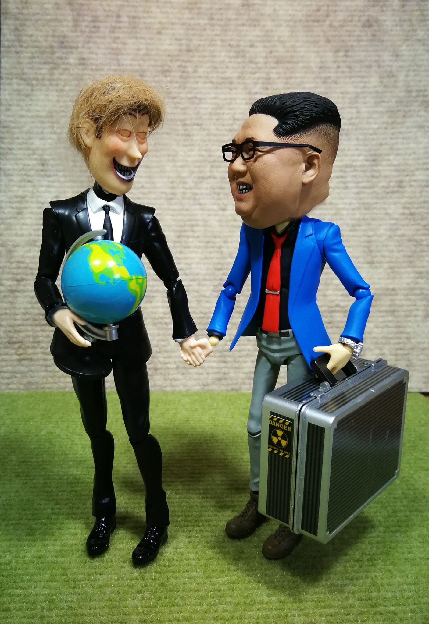 美國總統特朗普破天荒與北韓領袖金正恩會晤，Ben也利用他的公仔模仿得維肖維妙。（胡氏這一家）