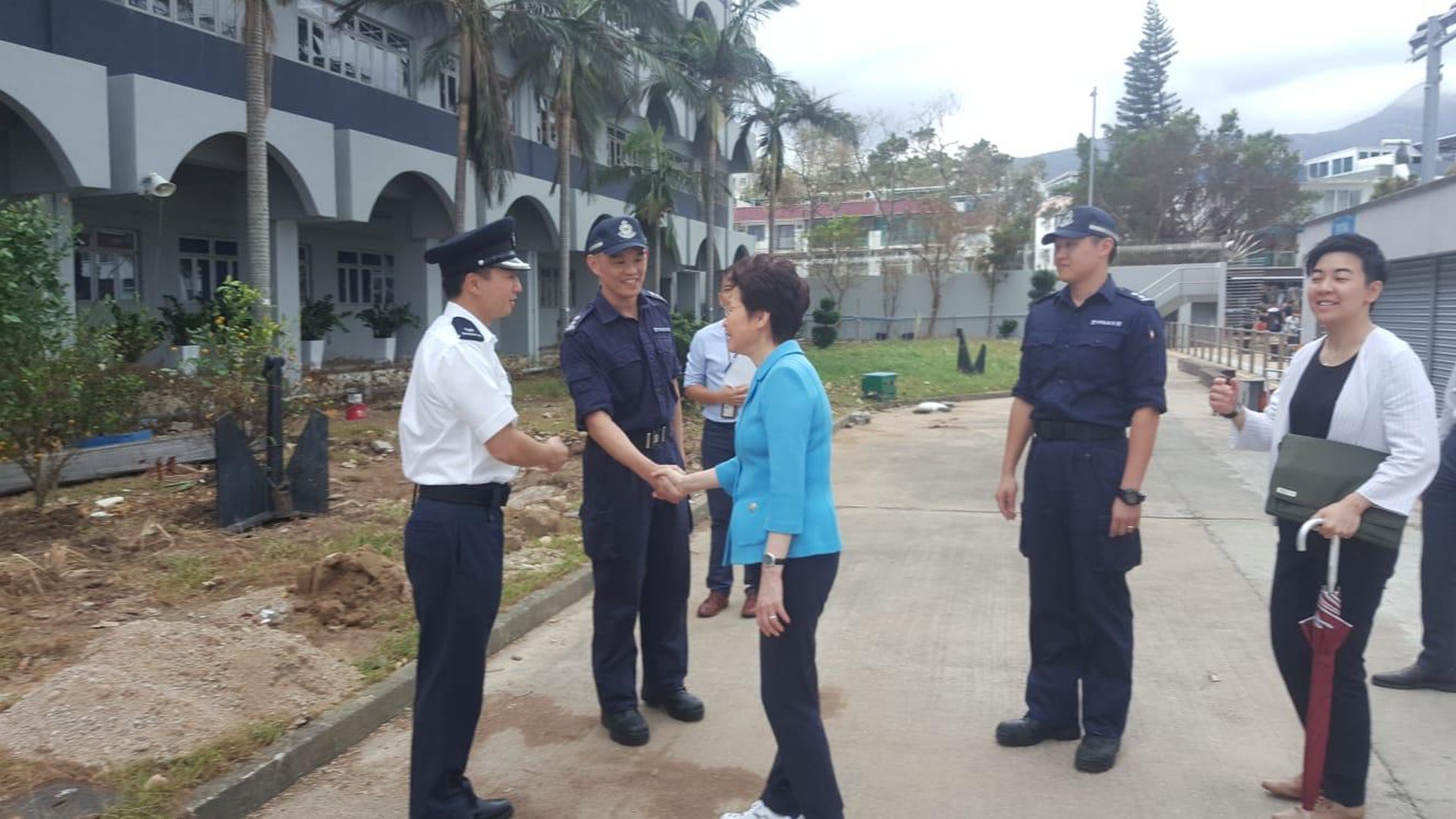林鄭月娥視察西貢水警基地,向山竹當日仍在執勤的水警致謝意。(受訪者提供) 林鄭月娥視察西貢水警基地,向山竹當日仍在執勤的水警致謝意。(受訪者提供)