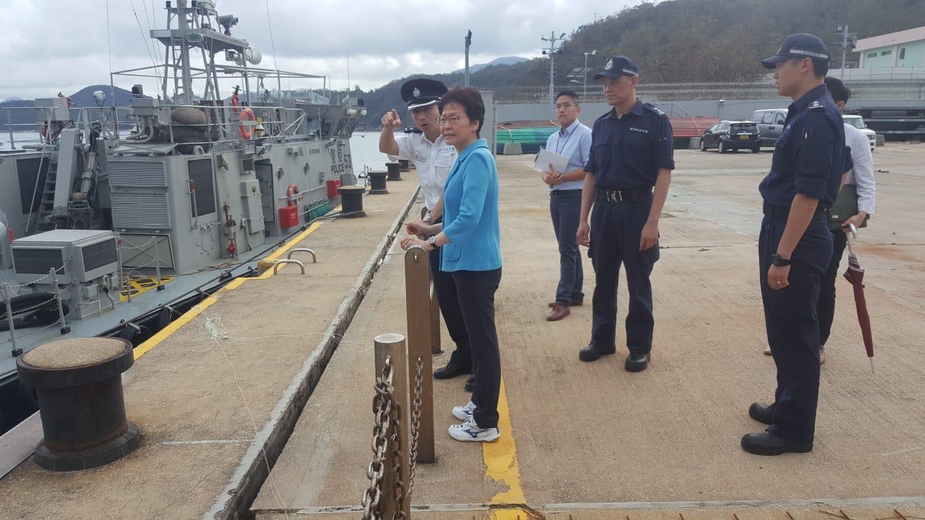 【山竹餘波】林鄭風災後首落區 視察西貢污水廠及水警基地 【山竹餘波】林鄭風災後首落區 視察西貢污水廠及水警基地