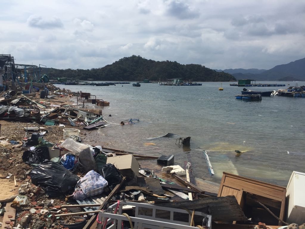 大海潮漲時，海水將部份垃圾捲出海，亦導致垃圾在海面飄浮。 （義工團提供圖片）