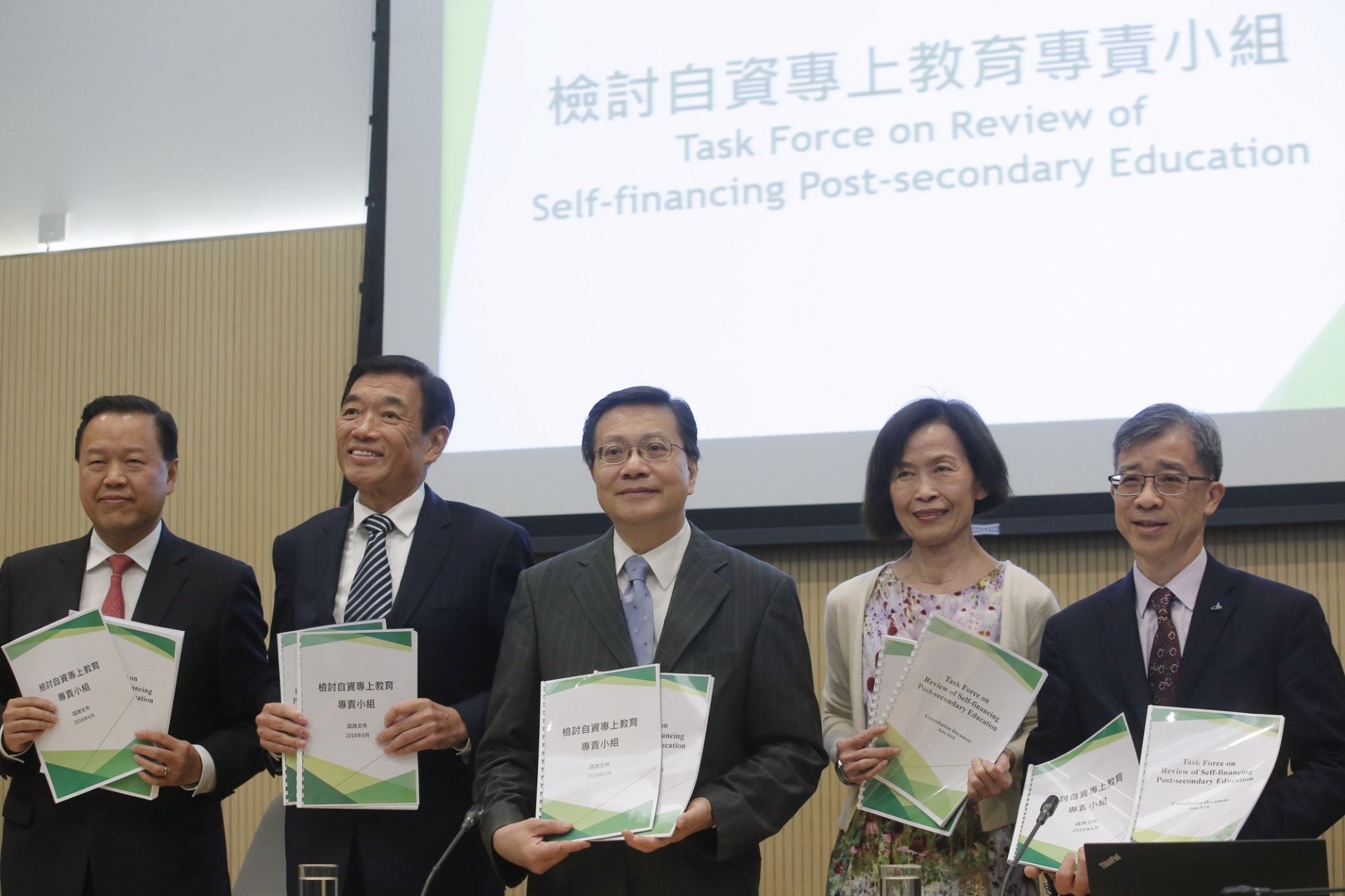 檢討自資專上教育專責小組由教育大學公共行政學研究講座教授張炳良擔任主席,6月公布諮詢文件,初步建議取消註冊發展遜色的自資院校。(資料圖片/林若勤攝) 檢討自資專上教育專責小組由教育大學公共行政學研究講座教授張炳良擔任主席,6月公布諮詢文件,初步建議取消註冊發展遜色的自資院校。(資料圖片/林若勤攝)