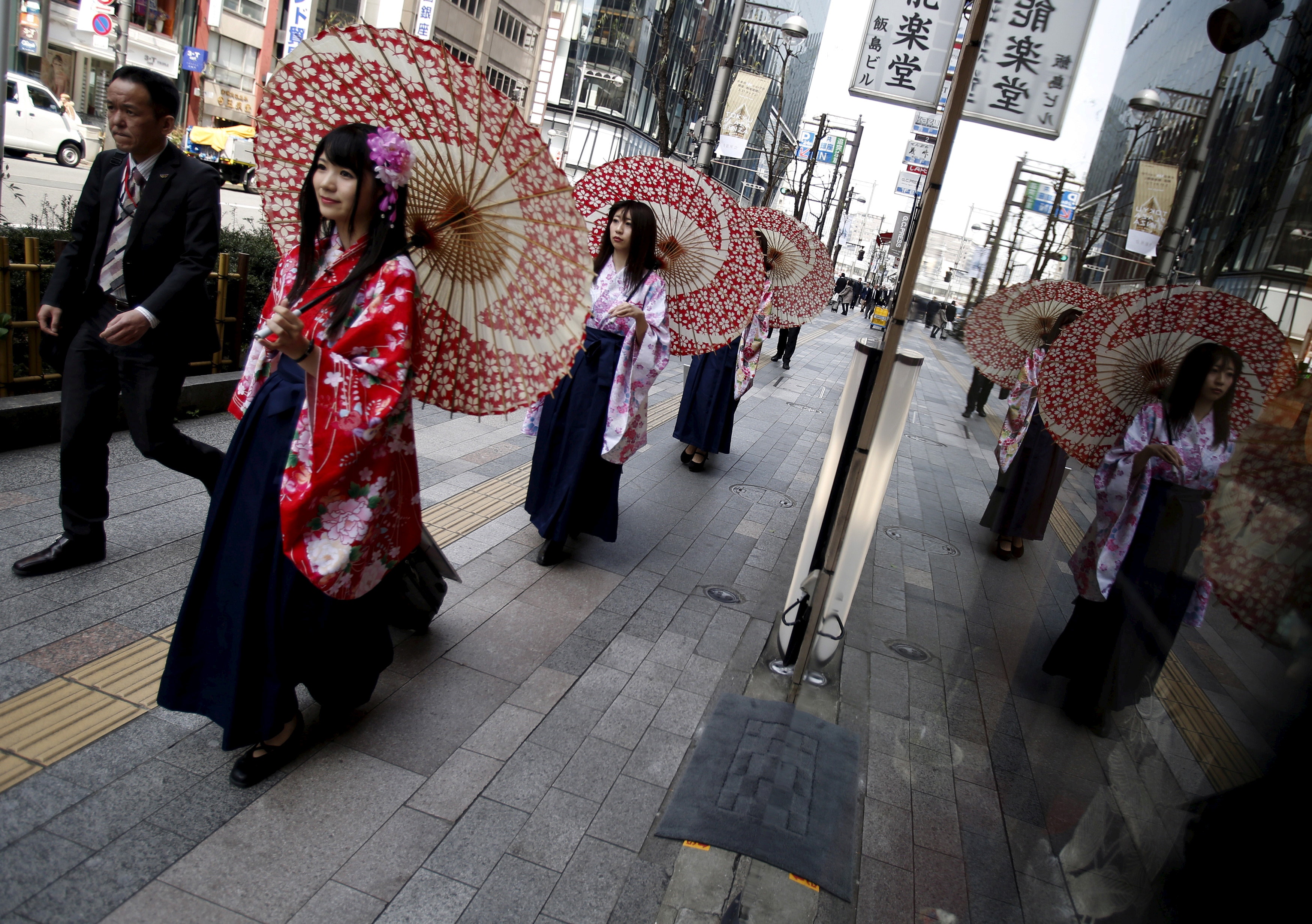 為釋放女性勞動力，日本政府計劃廢除稅務優惠。﹙路透社﹚