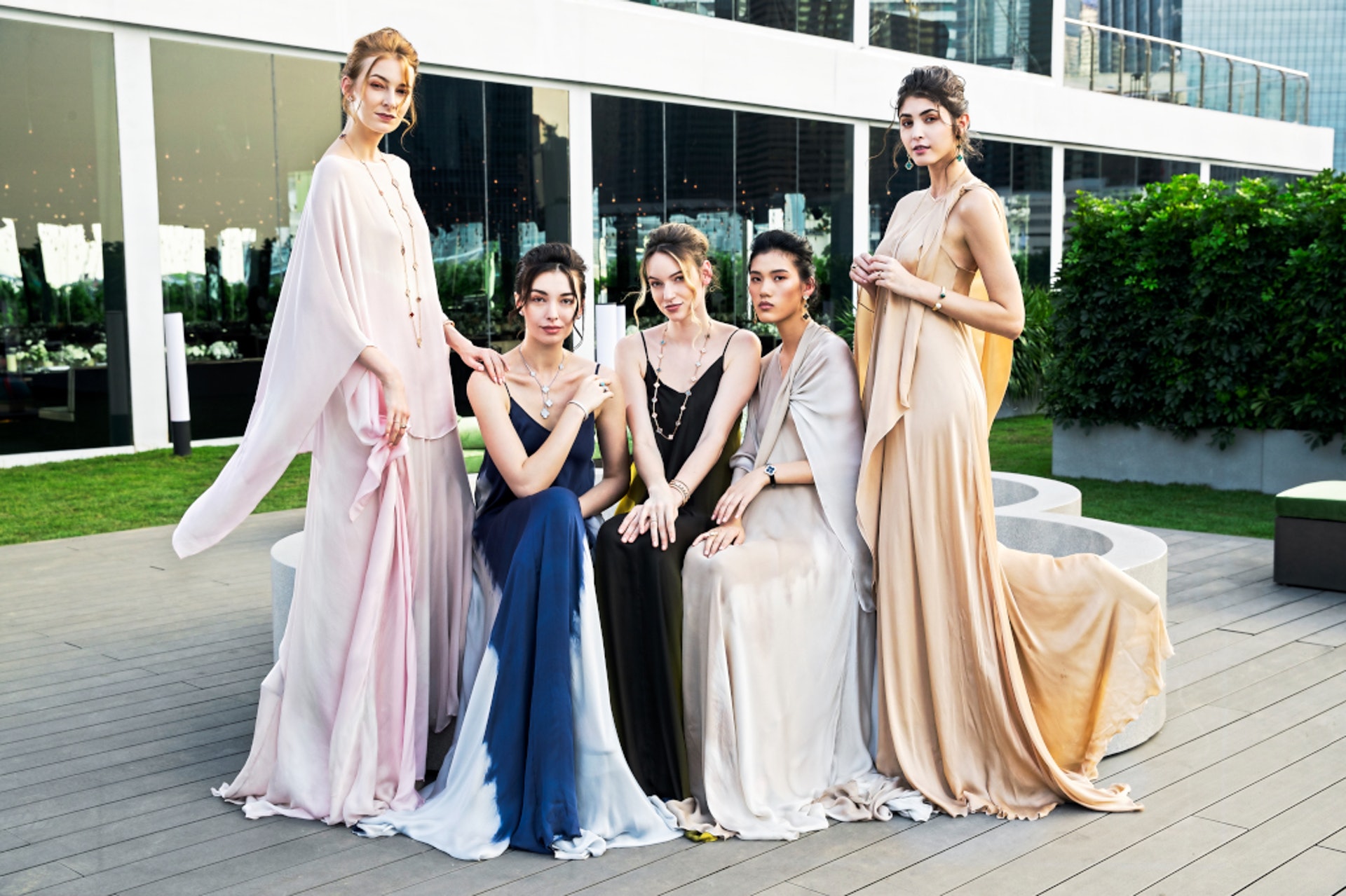 Van Cleef & Arpels早前在中環海濱舉行Alhambra 50周年慶祝活動,中外模特兒展示一系列四葉草配飾。(VCA) Van Cleef & Arpels早前在中環海濱舉行Alhambra 50周年慶祝活動,中外模特兒展示一系列四葉草配飾。(VCA)