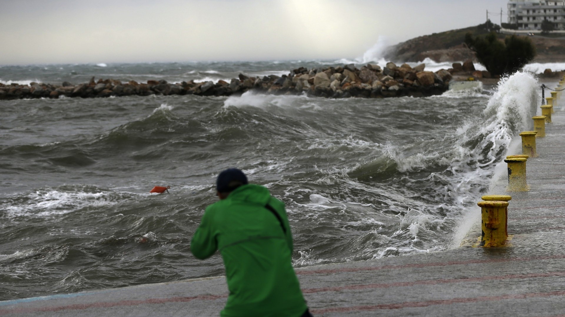 地中海現強烈風暴 颶風「左巴」威脅希臘帶來狂風暴雨 地中海現強烈風暴 颶風「左巴」威脅希臘帶來狂風暴雨