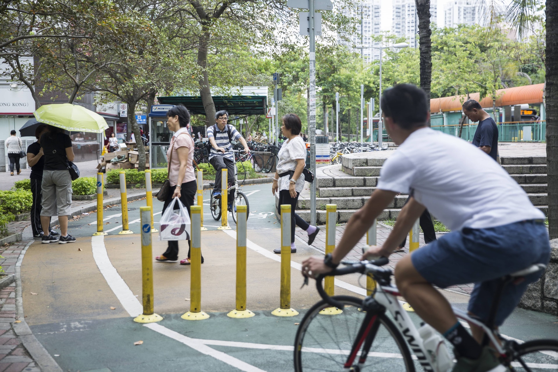 本港的單車徑設計並未考慮到通勤的功能,經常出現人車爭路的景象。 本港的單車徑設計並未考慮到通勤的功能,經常出現人車爭路的景象。
