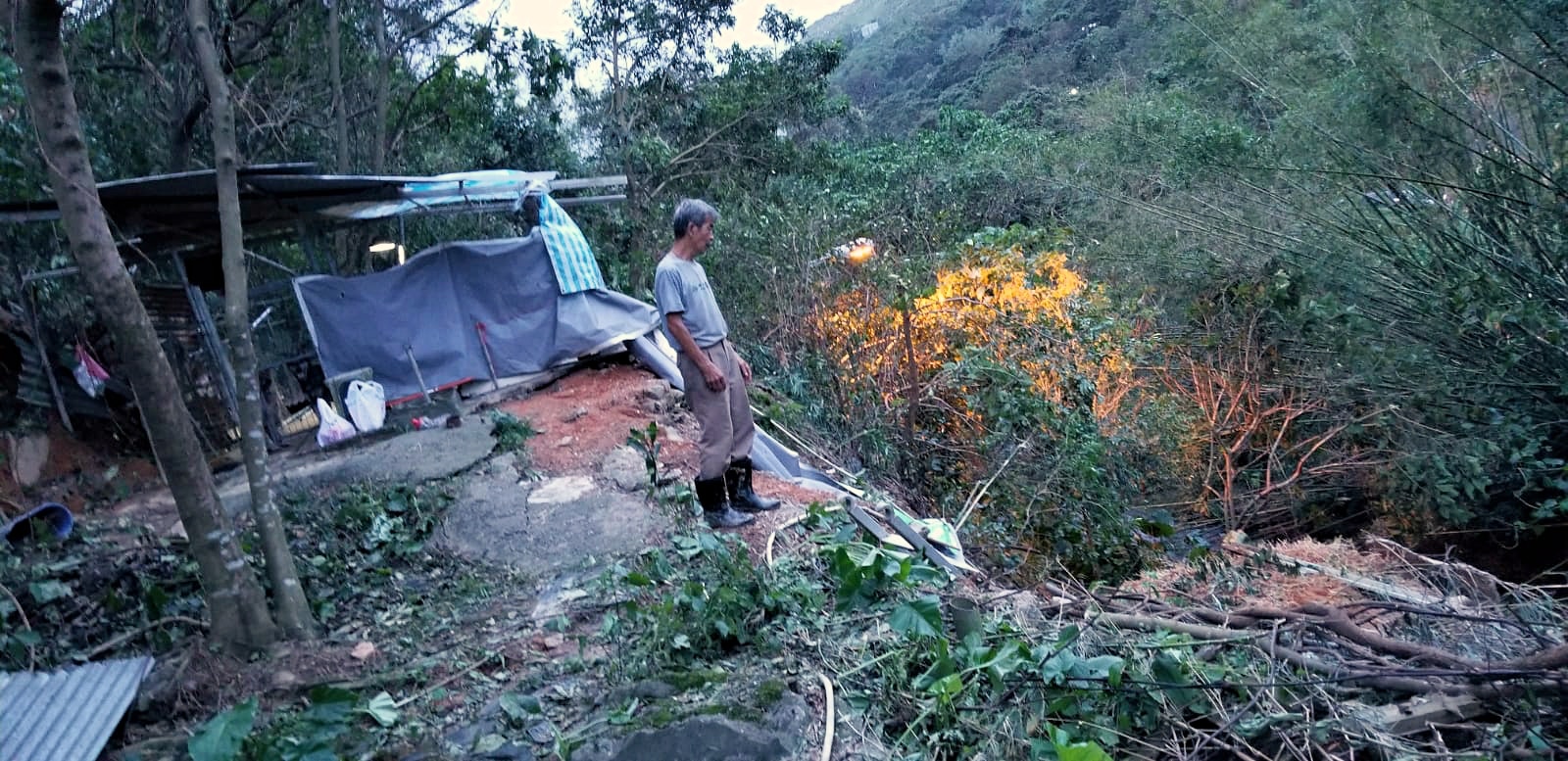 受颱風「山竹」影響，通往陳伯狗場的道路被堵塞。（受訪者提供）