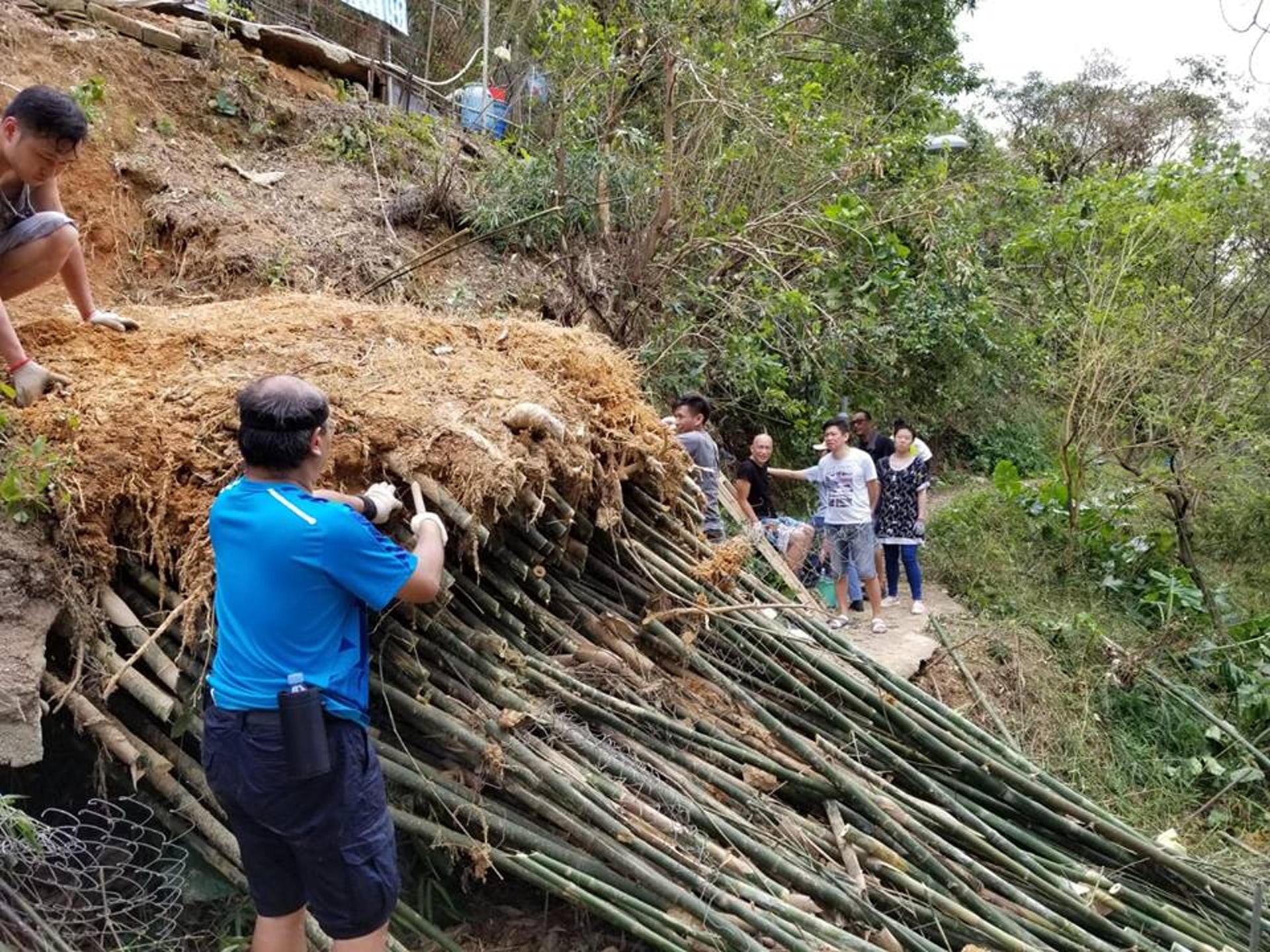 大量倒塌的竹和山泥擋住了上山的唯一道路。（受訪者提供）