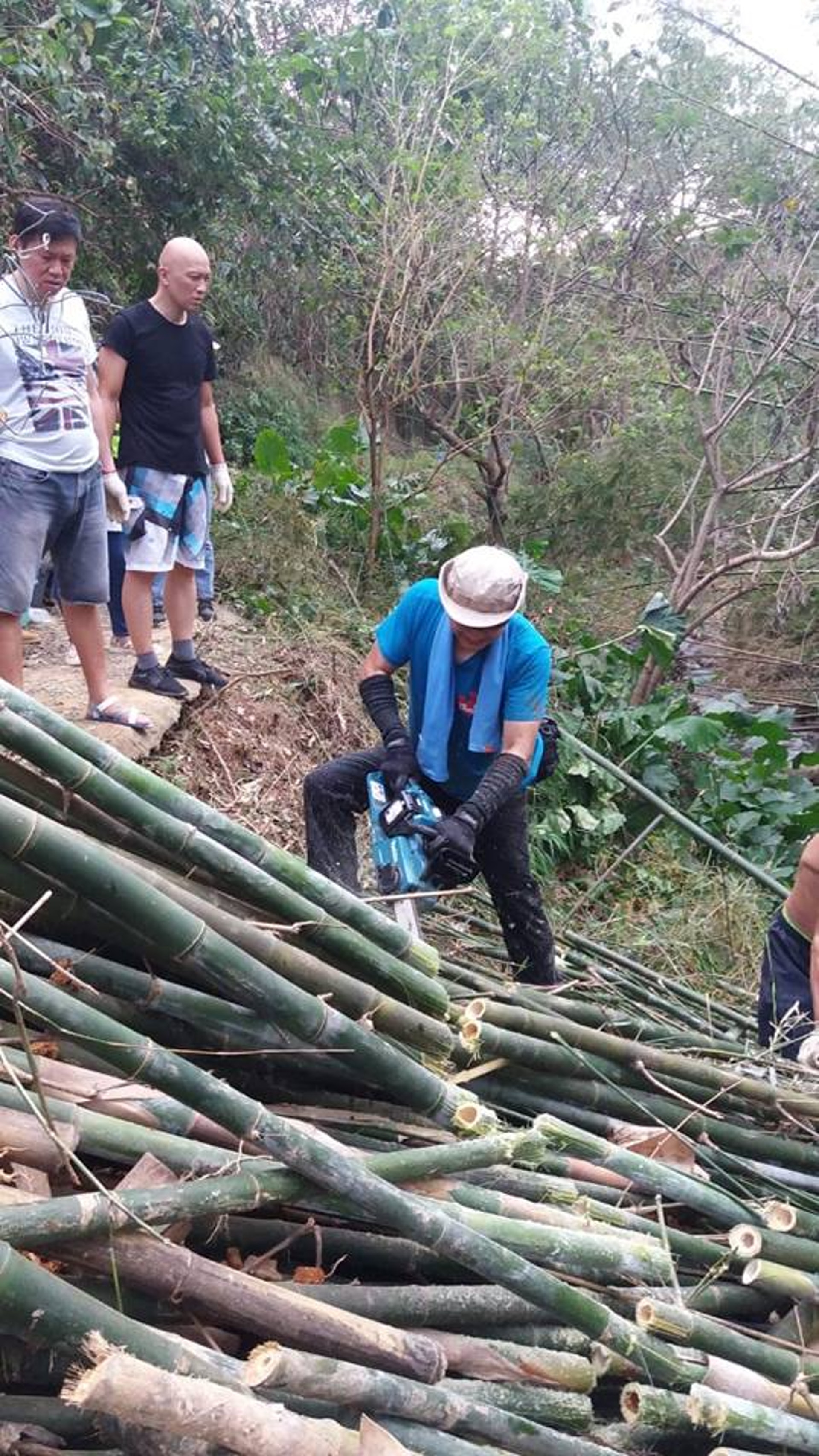 義工們得知陳伯慘況後,花了數天助他清理道路。(受訪者提供) 義工們得知陳伯慘況後,花了數天助他清理道路。(受訪者提供)