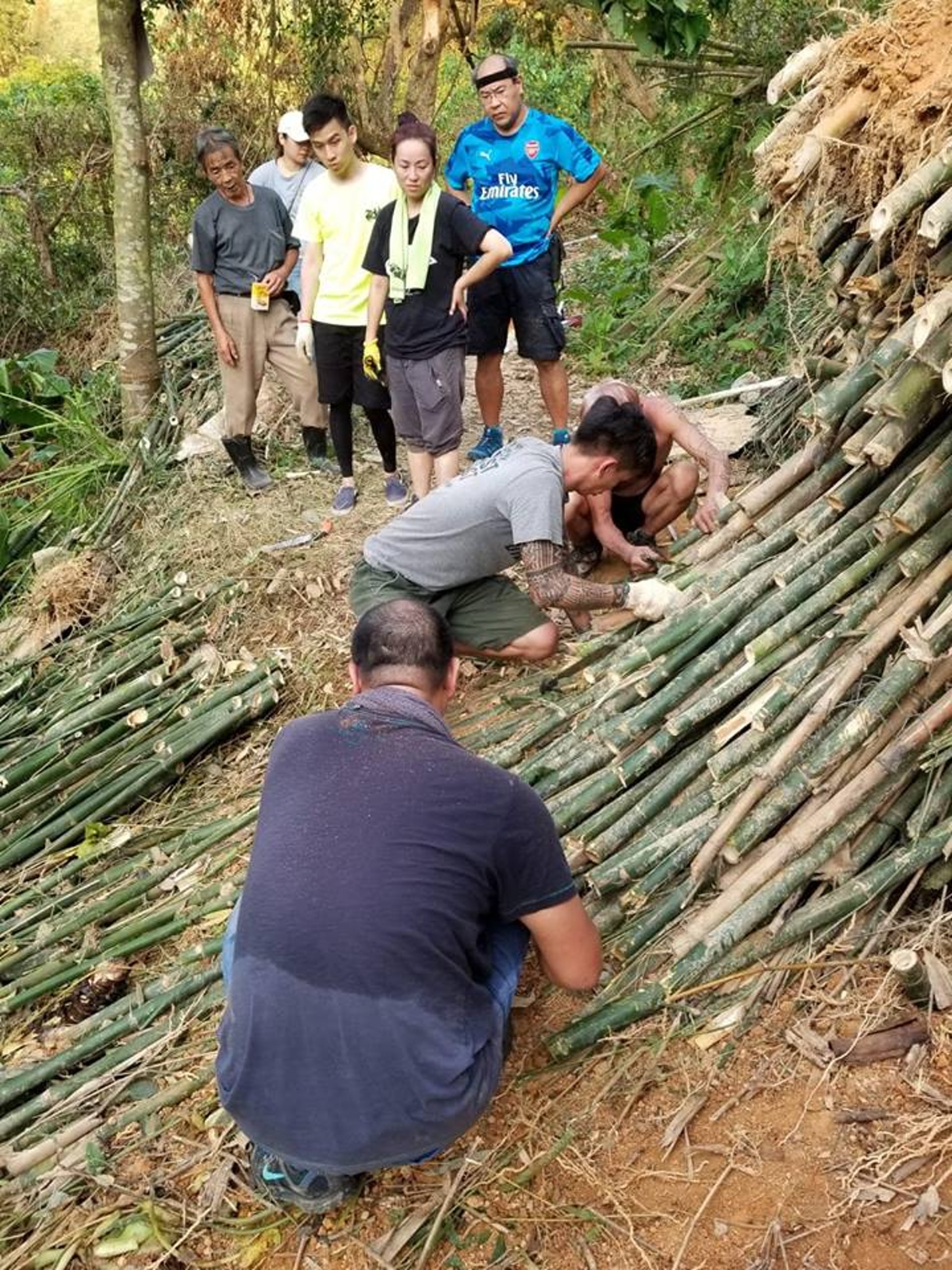 義工們得知陳伯慘況後,花了數天助他清理道路。(受訪者提供) 義工們得知陳伯慘況後,花了數天助他清理道路。(受訪者提供)
