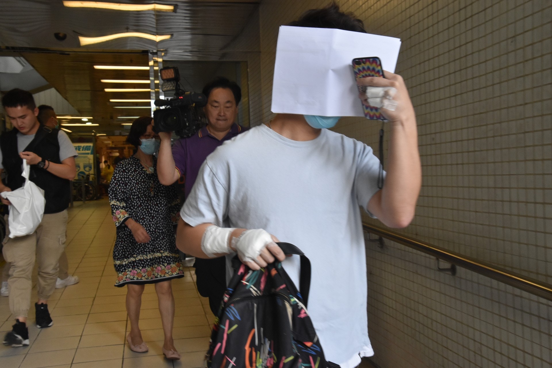 疑犯向男事主潑通渠水，男事主手部受傷，由救護車送院治理，沒有大礙。（梁銘康攝）