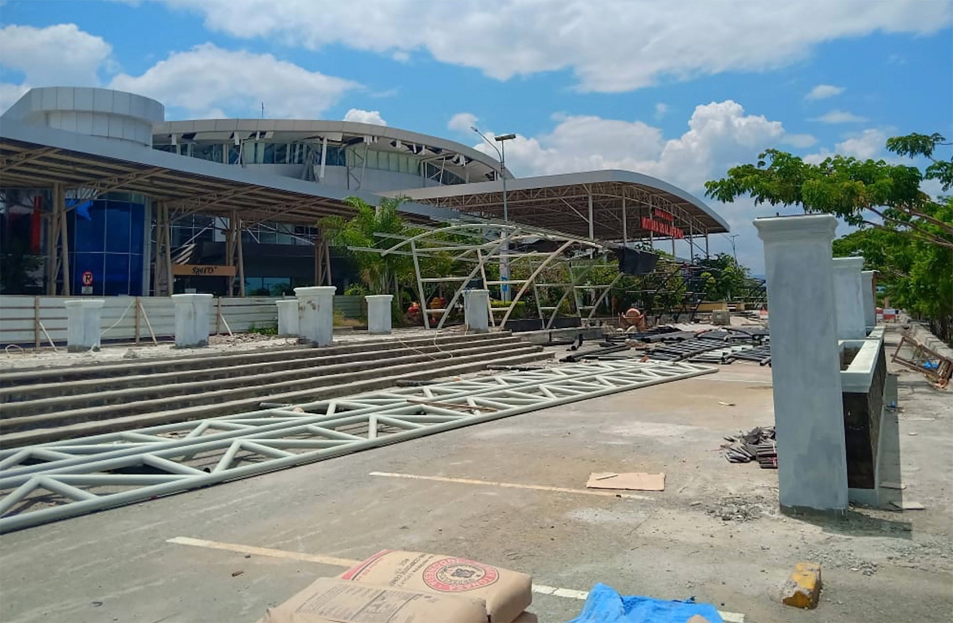 印尼蘇拉威西地震引發海嘯：阿貢生前效力的Mutiara Sis Al Jufri Airport，在地震後儼如廢墟。從墮地的頂棚可見，地震強度有多大。（視覺中國）