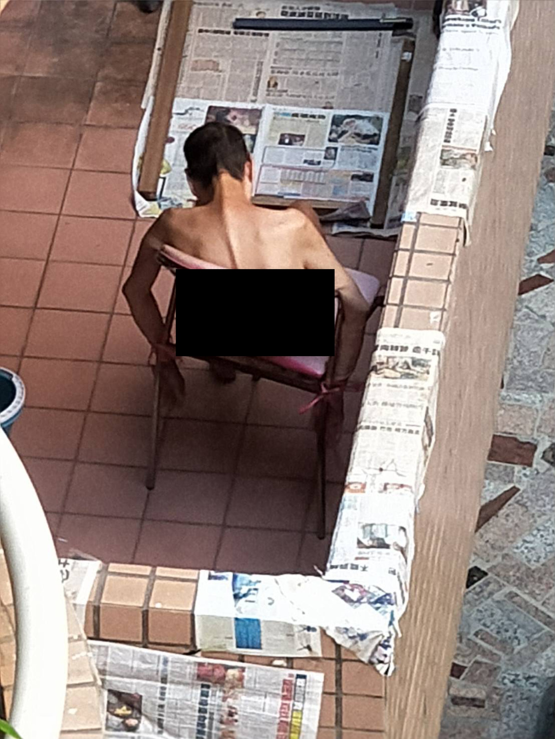 另一張圖片顯示同婆婆近乎全裸坐在一張較大的櫈上,但雙手被尼龍繩反綁在椅腳,附近舖上報紙。(fb群組「爆廢公社」圖片) 另一張圖片顯示同婆婆近乎全裸坐在一張較大的櫈上,但雙手被尼龍繩反綁在椅腳,附近舖上報紙。(fb群組「爆廢公社」圖片)