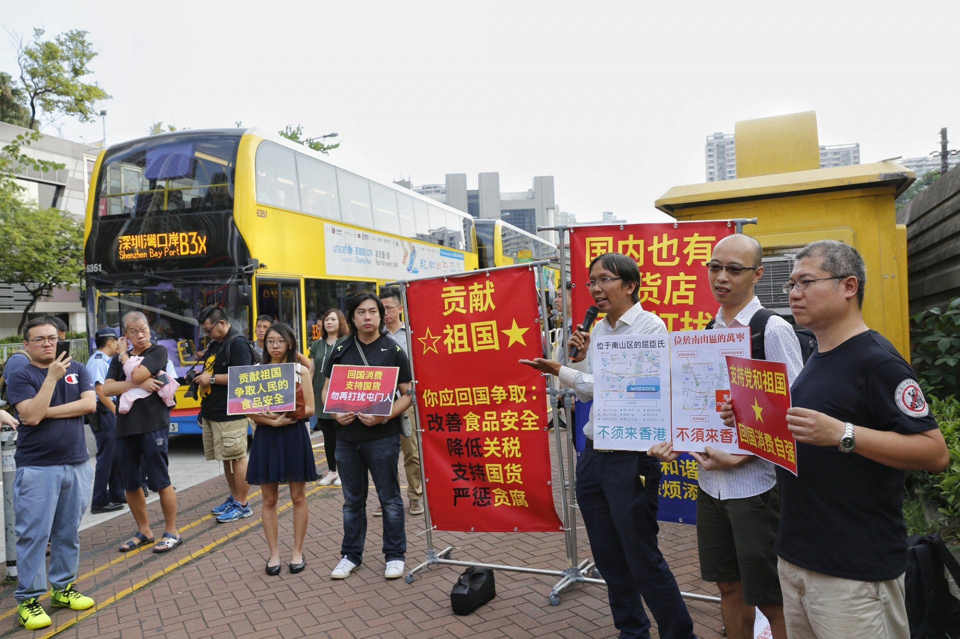 譚凱邦發起「屯門區勸走自由行」行動，希望內地同胞支持國貨。（張浩維攝）