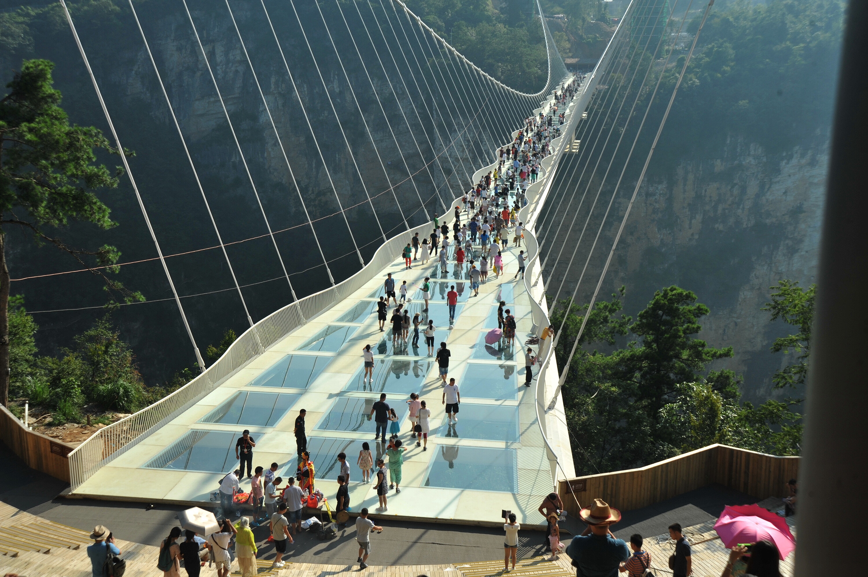 張家界大峽谷玻璃橋開幕試行期單次最多600人上橋