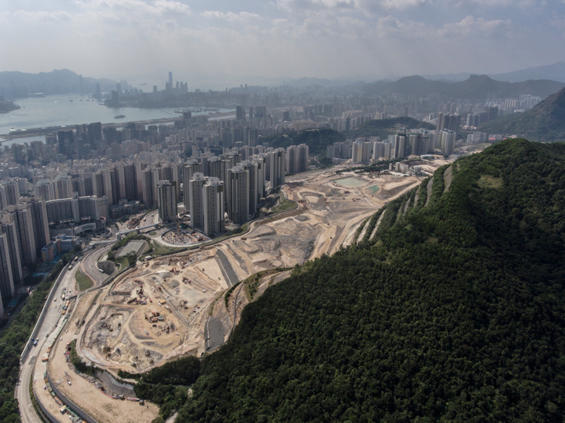 環保署早前建議修訂現有按《噪音管制條例》設立的指定範圍,將晚7朝7及假日期間禁止在未經許可下,使用機動設備進行建築工程的指定範圍,擴大至全港各人口聚居的已建區,包括將有大型發展的啟德發展區及安達臣道發展區。圖為安達臣道發展區。(資料圖片) 環保署早前建議修訂現有按《噪音管制條例》設立的指定範圍,將晚7朝7及假日期間禁止在未經許可下,使用機動設備進行建築工程的指定範圍,擴大至全港各人口聚居的已建區,包括將有大型發展的啟德發展區及安達臣道發展區。圖為安達臣道發展區。(資料圖片)