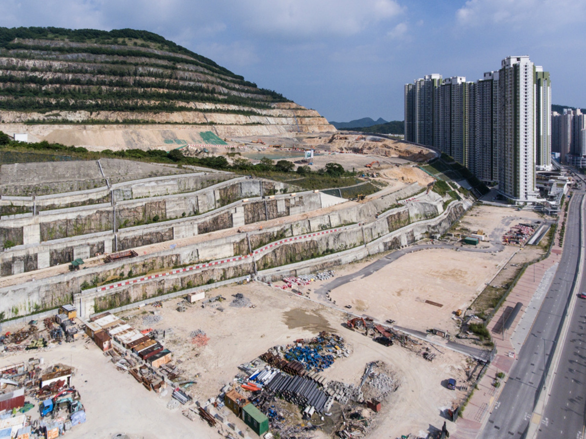 環保署早前建議修訂現有按《噪音管制條例》設立的指定範圍,將晚7朝7及假日期間禁止在未經許可下,使用機動設備進行建築工程的指定範圍,擴大至全港各人口聚居的已建區,包括將有大型發展的啟德發展區及安達臣道發展區。圖為安達臣道發展區。(資料圖片) 環保署早前建議修訂現有按《噪音管制條例》設立的指定範圍,將晚7朝7及假日期間禁止在未經許可下,使用機動設備進行建築工程的指定範圍,擴大至全港各人口聚居的已建區,包括將有大型發展的啟德發展區及安達臣道發展區。圖為安達臣道發展區。(資料圖片)