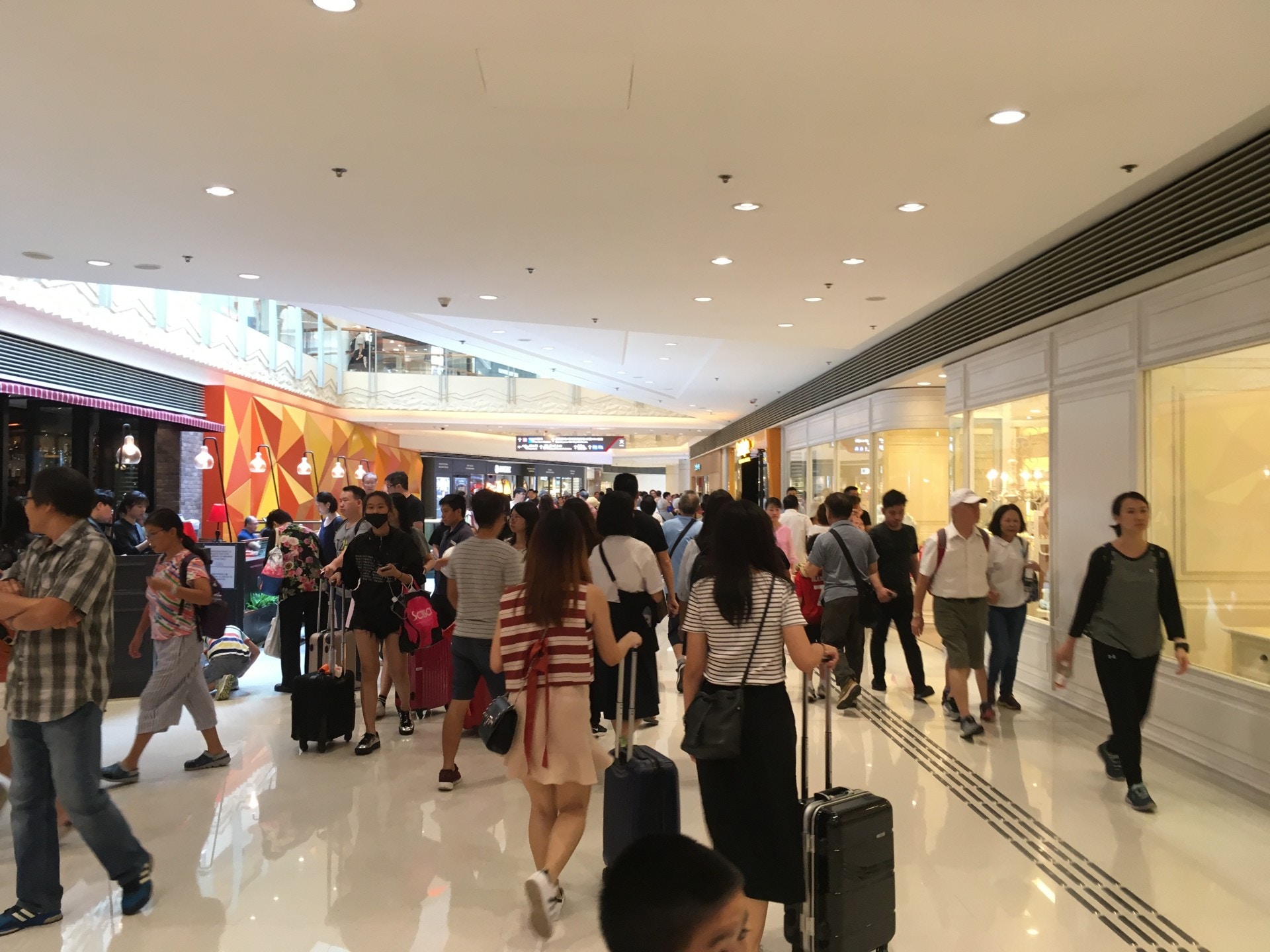 今天是香港公眾假期，亦是內地國慶長假期的第一天，圓方內更是人頭湧湧、水泄不通。（鄭翠碧攝）
