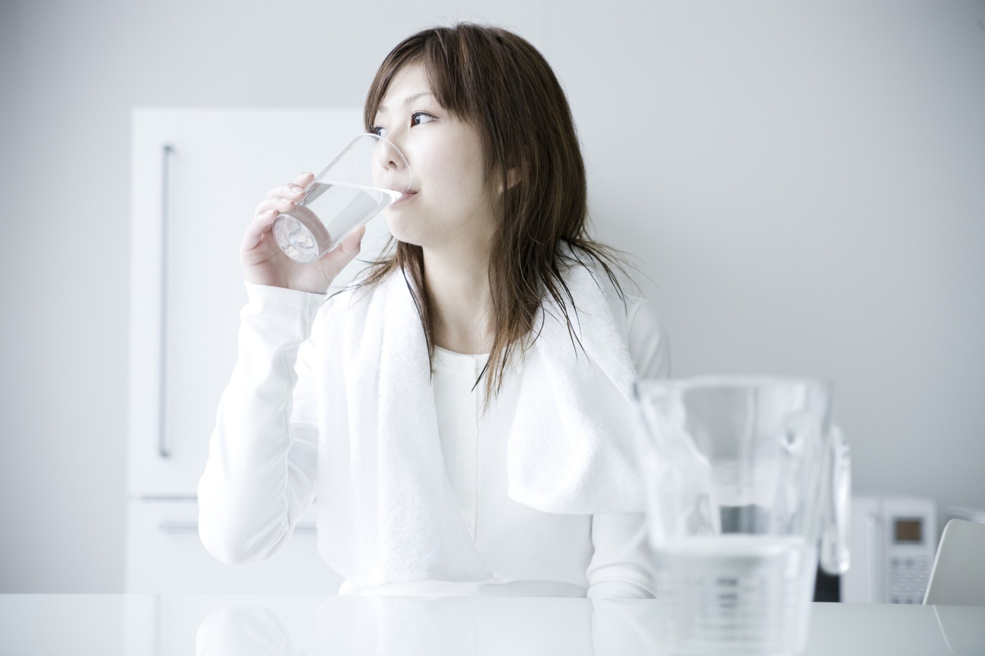 不出汗仍要飲水,有研究指日飲6杯水減低患尿道炎風險。(視覺中國圖片) 不出汗仍要飲水,有研究指日飲6杯水減低患尿道炎風險。(視覺中國圖片)