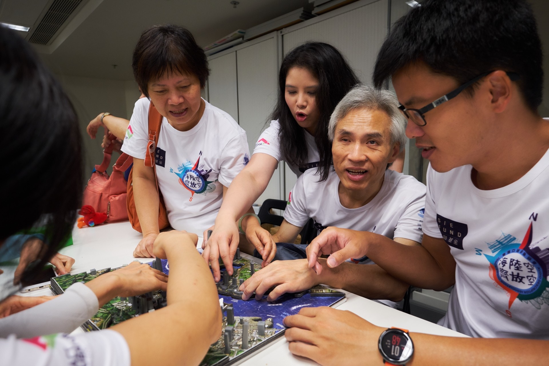 香港口述影像協會早前舉辦海陸空一天遊的戶外口述影像活動，透過觸感模型令視障人士想像維港景色。（香港口述影像協會提供）