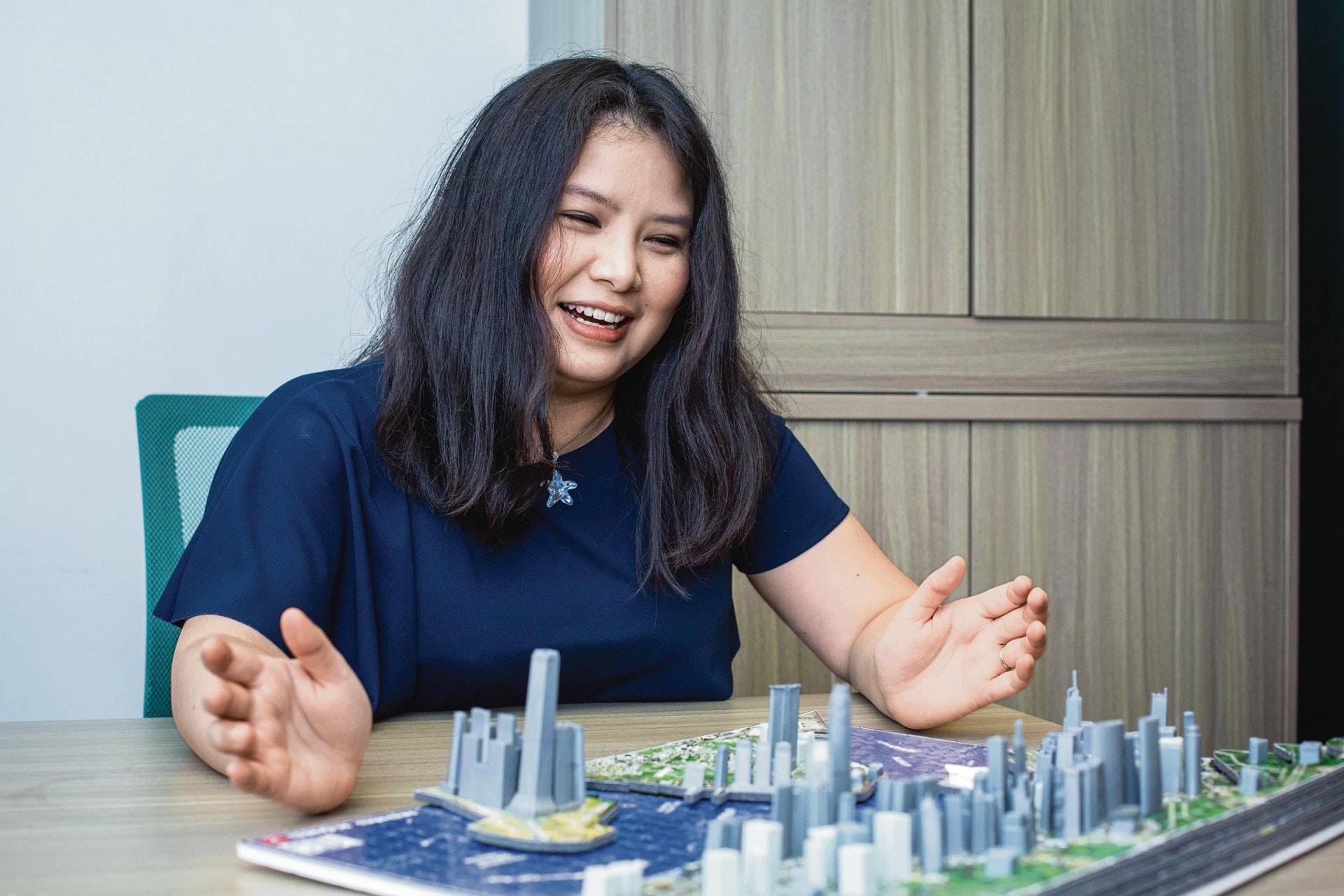香港口述影像協會的梁凱程主力做口述影像的培訓和推廣工作,配合不同的口述影像活動,還會用上不同的觸感道具。(鄧倩螢攝) 香港口述影像協會的梁凱程主力做口述影像的培訓和推廣工作,配合不同的口述影像活動,還會用上不同的觸感道具。(鄧倩螢攝)