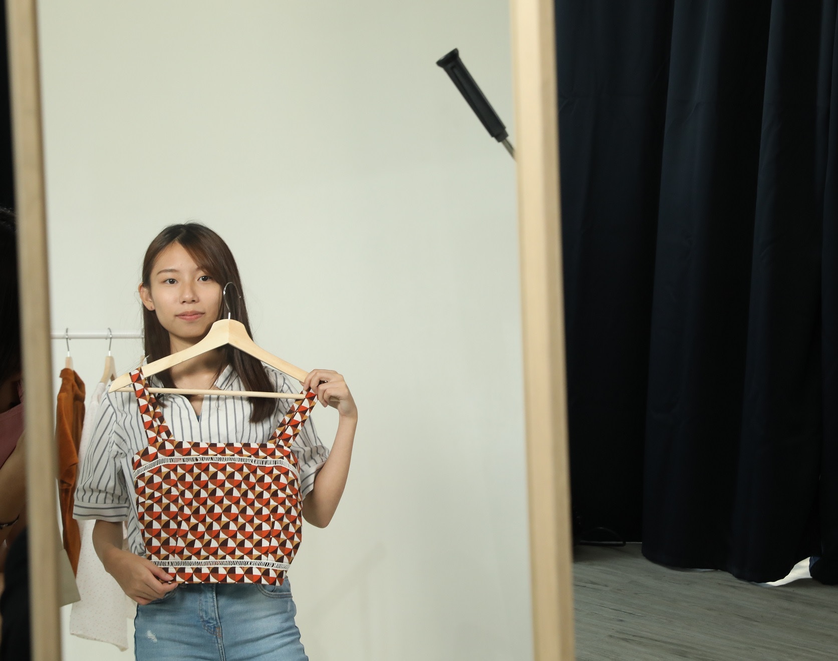 Karen希望可以擺脫單調的造型，嘗試一下不同風格的單品。（羅偉文攝）