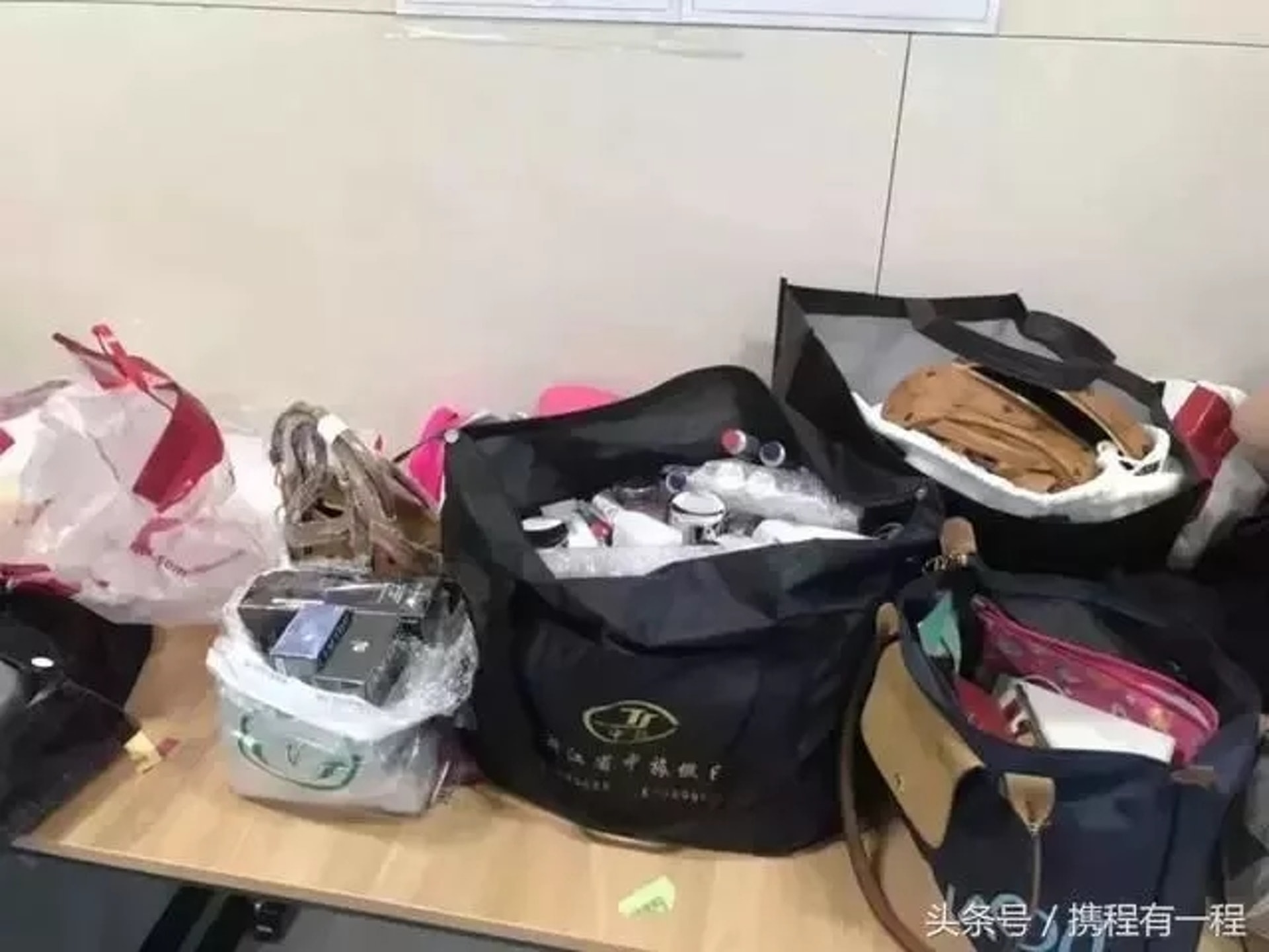 有網民展示被查獲的未完稅商品。(微博) 有網民展示被查獲的未完稅商品。(微博)