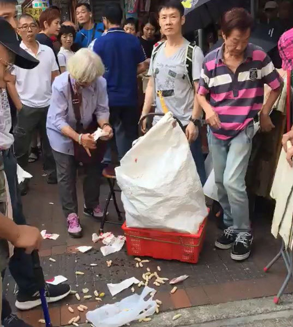 白蘭花婆婆遇襲 深水埗擺檔被辱罵遭金毛躁婦掃把扑穿頭 香港times 白蘭花婆婆遇襲 深水埗擺檔被辱罵遭金毛躁婦掃把扑穿頭 香港times