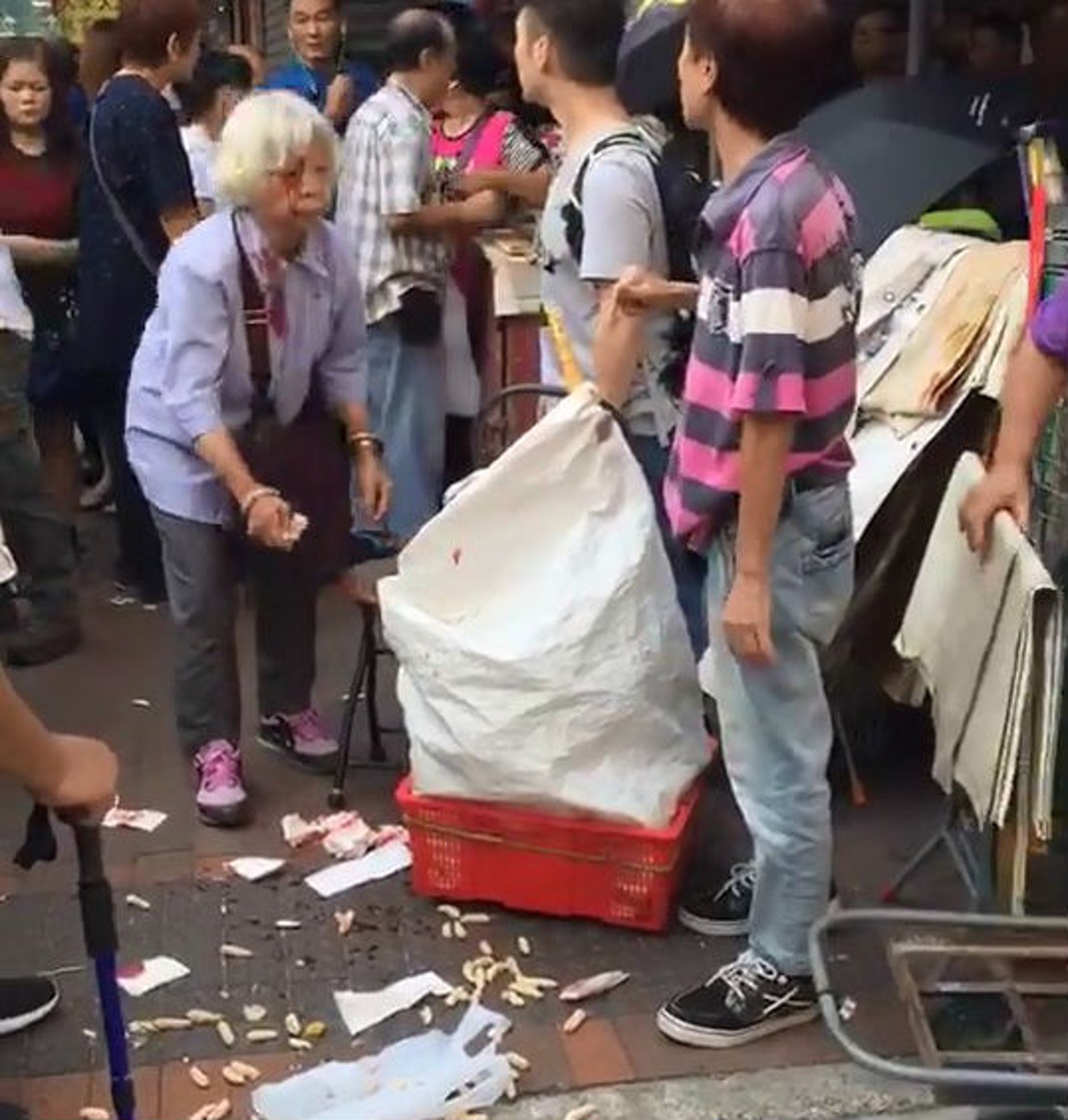 小販婆婆遇襲 深水埗擺檔被辱罵遭金毛躁婦掃把扑穿頭 香港01 突發