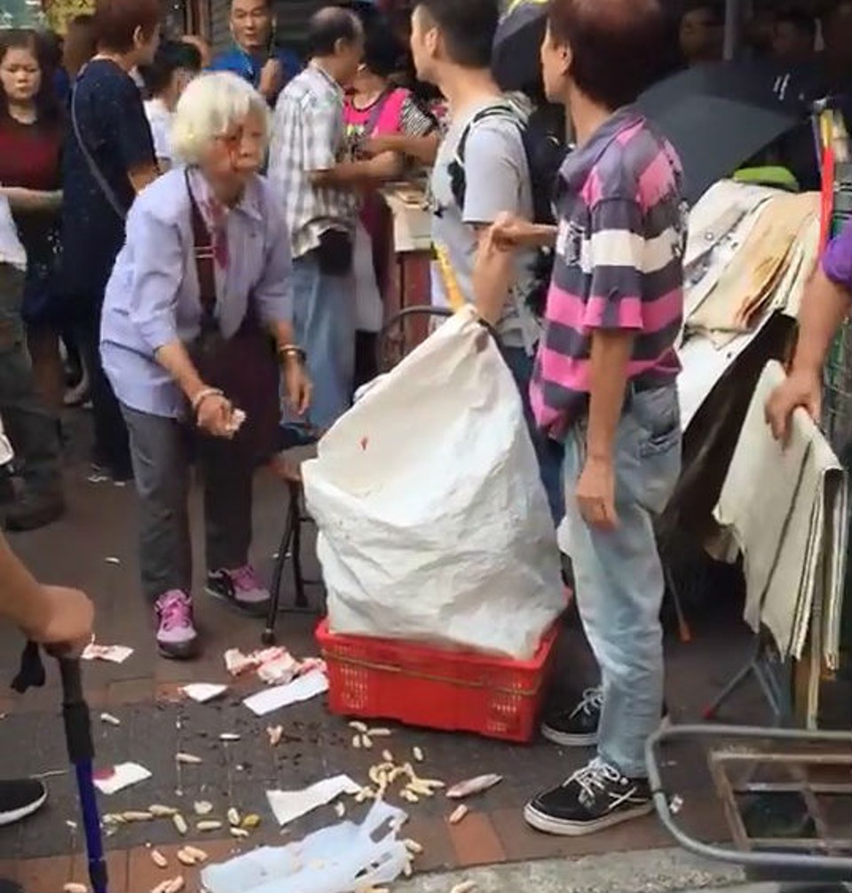 白蘭花婆婆遇襲 深水埗擺檔被辱罵遭金毛躁婦掃把扑穿頭 香港times 白蘭花婆婆遇襲 深水埗擺檔被辱罵遭金毛躁婦掃把扑穿頭 香港times