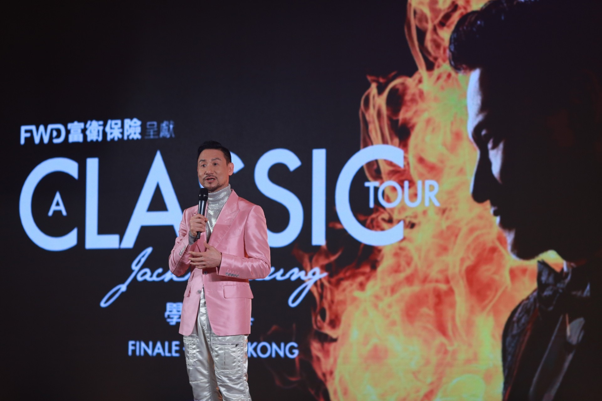 歌神張學友終於返港，記招上宣佈於明年1月舉行15場演唱會。（梁碧玲攝）