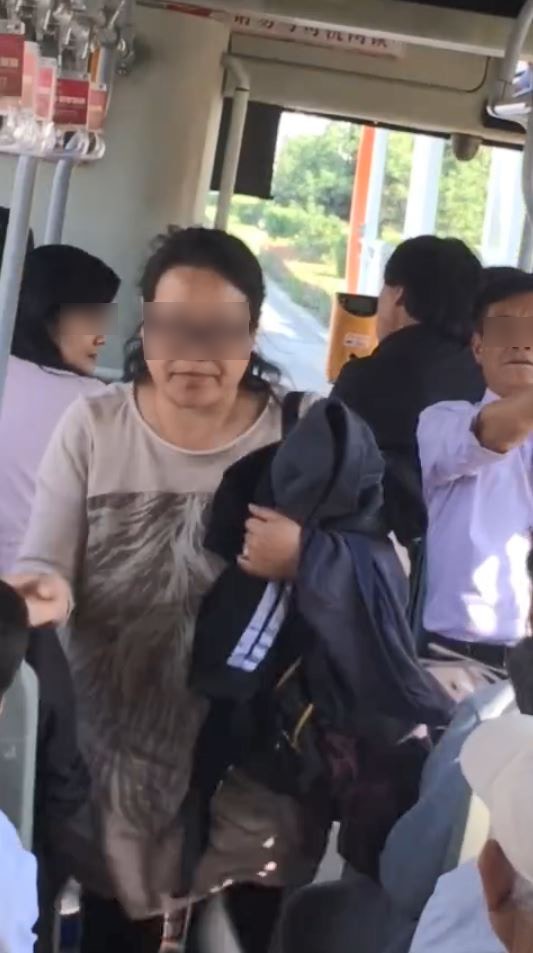 大媽不滿女學生拿出手機拍攝，竟突然衝向對方動手。（「萌才子i」微博短片截圖）
